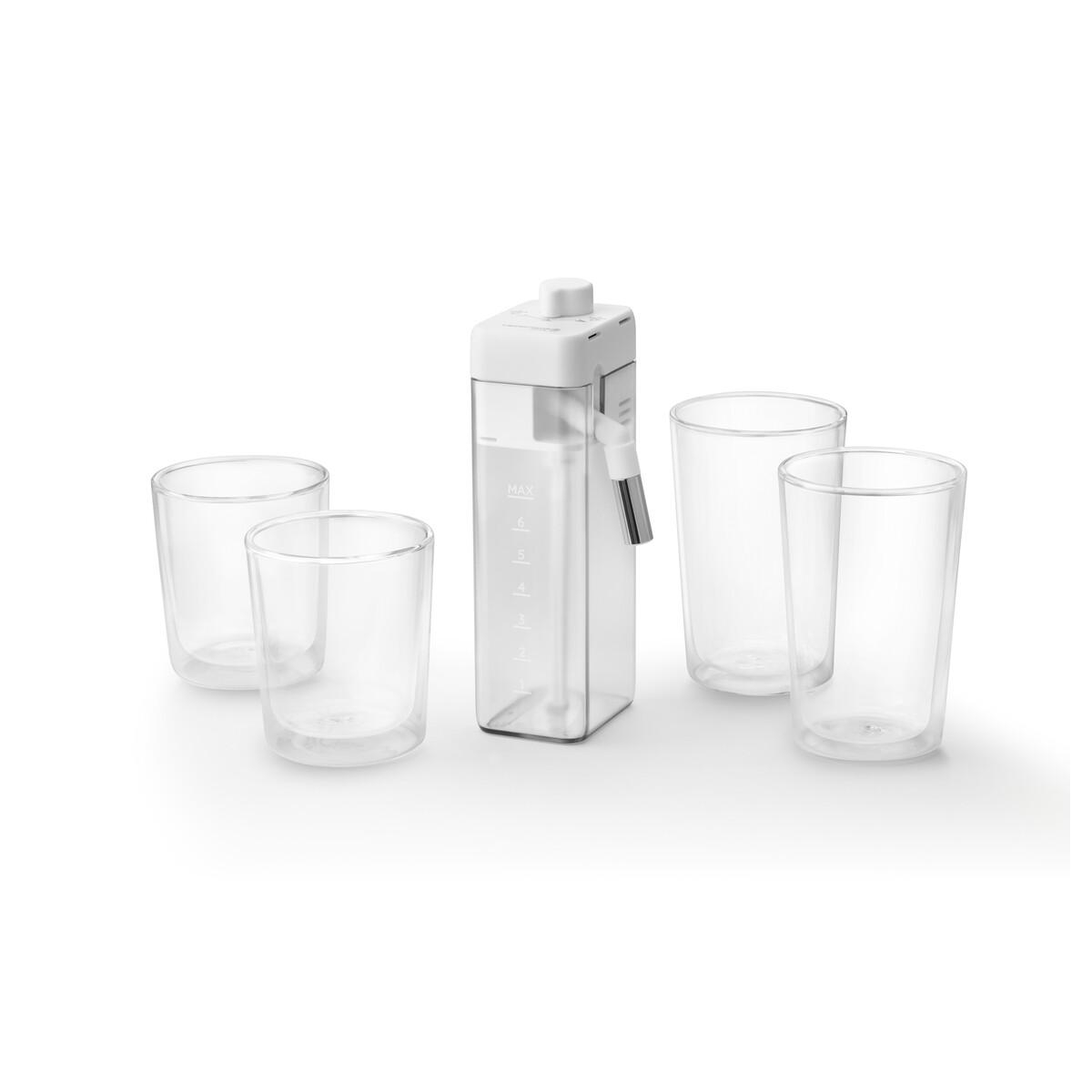Ein weißer Wasserspender mit einem transparenten Behälter und vier Gläsern. Alle stehen auf einer weißen Oberfläche. Die Gläser sind leer.