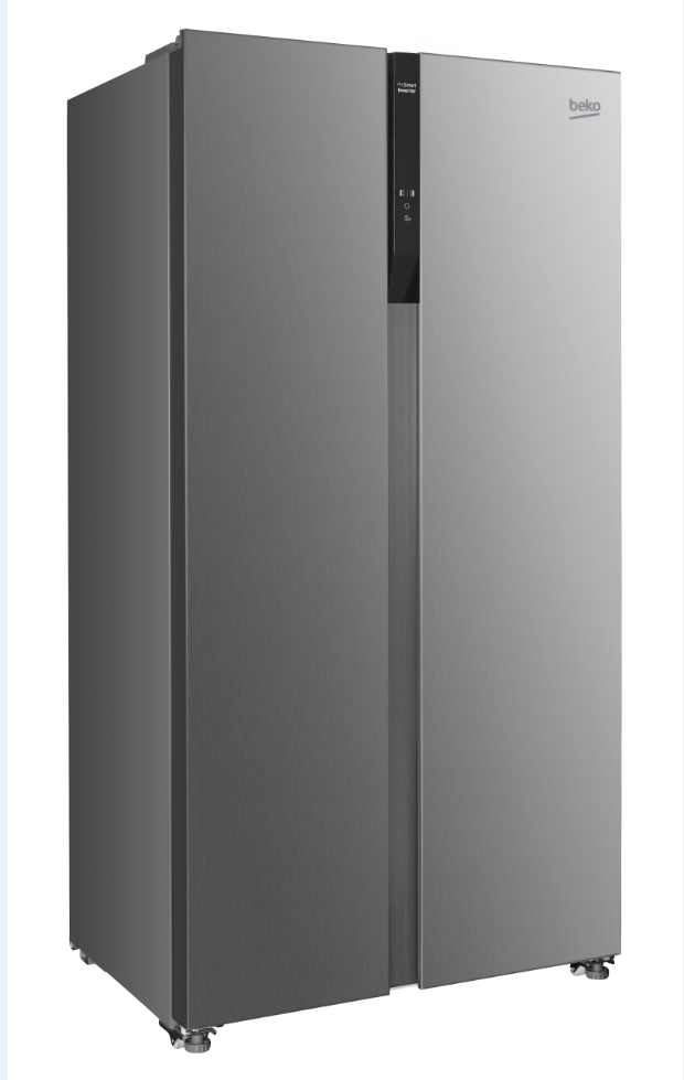 Ein silberner Beko Side-by-Side-Kühlschrank. Er hat zwei Türen, ein Bedienfeld und das Beko-Logo. Er steht auf kleinen Beinen.