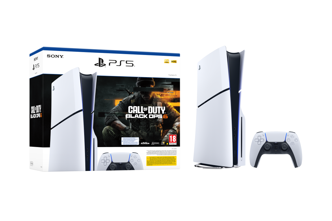 Wyświetlana jest konsola PlayStation 5 i pudełko z grą Call of Duty: Black Ops 6, z kontrolerem z przodu.