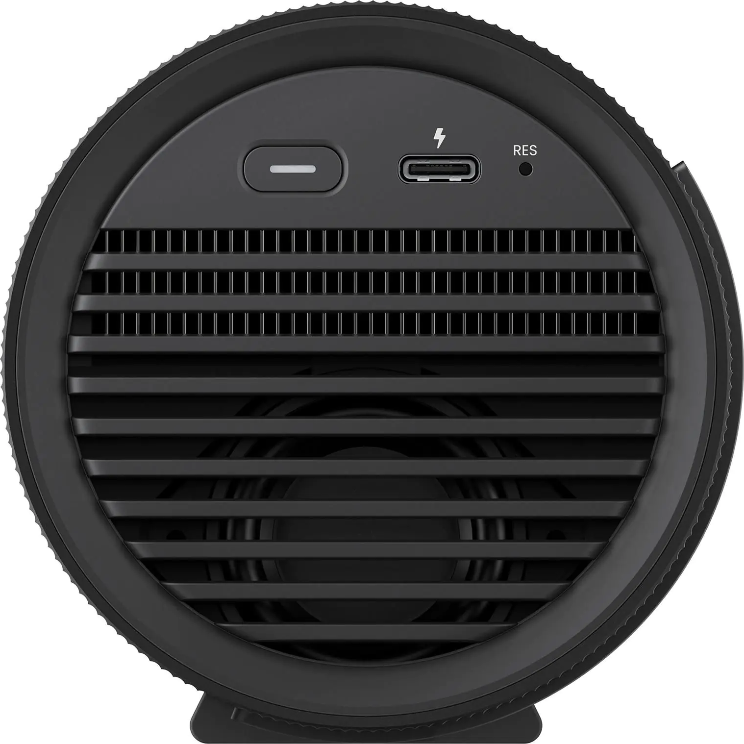 Primo piano di un dispositivo cilindrico nero. Ha una griglia simile a un altoparlante, una porta USB-C e un pulsante di accensione.