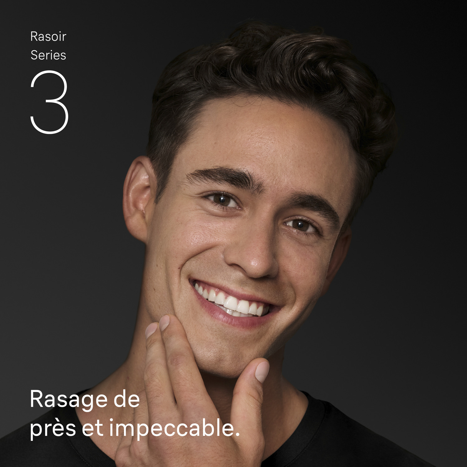 Un homme souriant touche son visage rasé de près. Texte : Rasoir Series 3, Rasage de près et impeccable.
