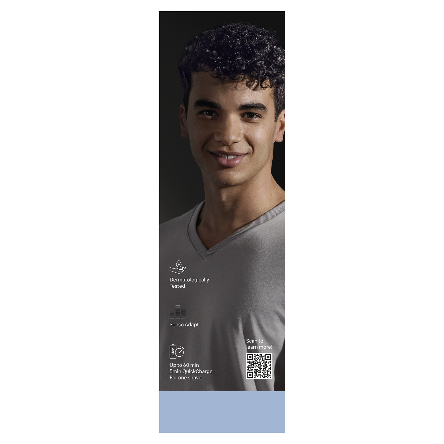 Een lachende man met krullend haar, draagt een grijze trui. De advertentie bevat tekst over dermatologisch testen, SensoAdapt en een QR-code.