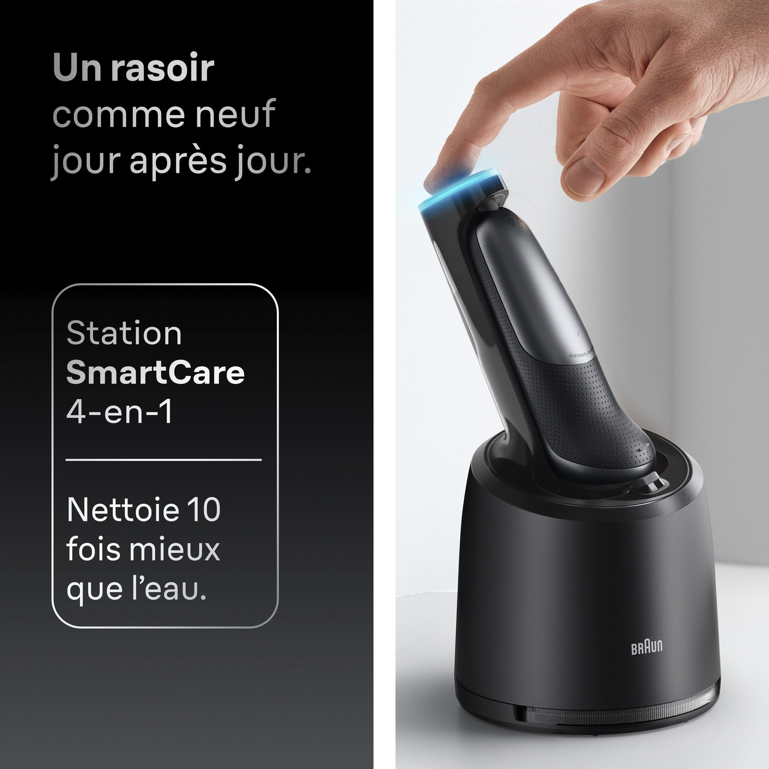 Un rasoir électrique noir dans une station de charge. Un doigt touche le dessus bleu brillant. Texte à gauche : SmartCare 4-en-1, nettoie mieux.