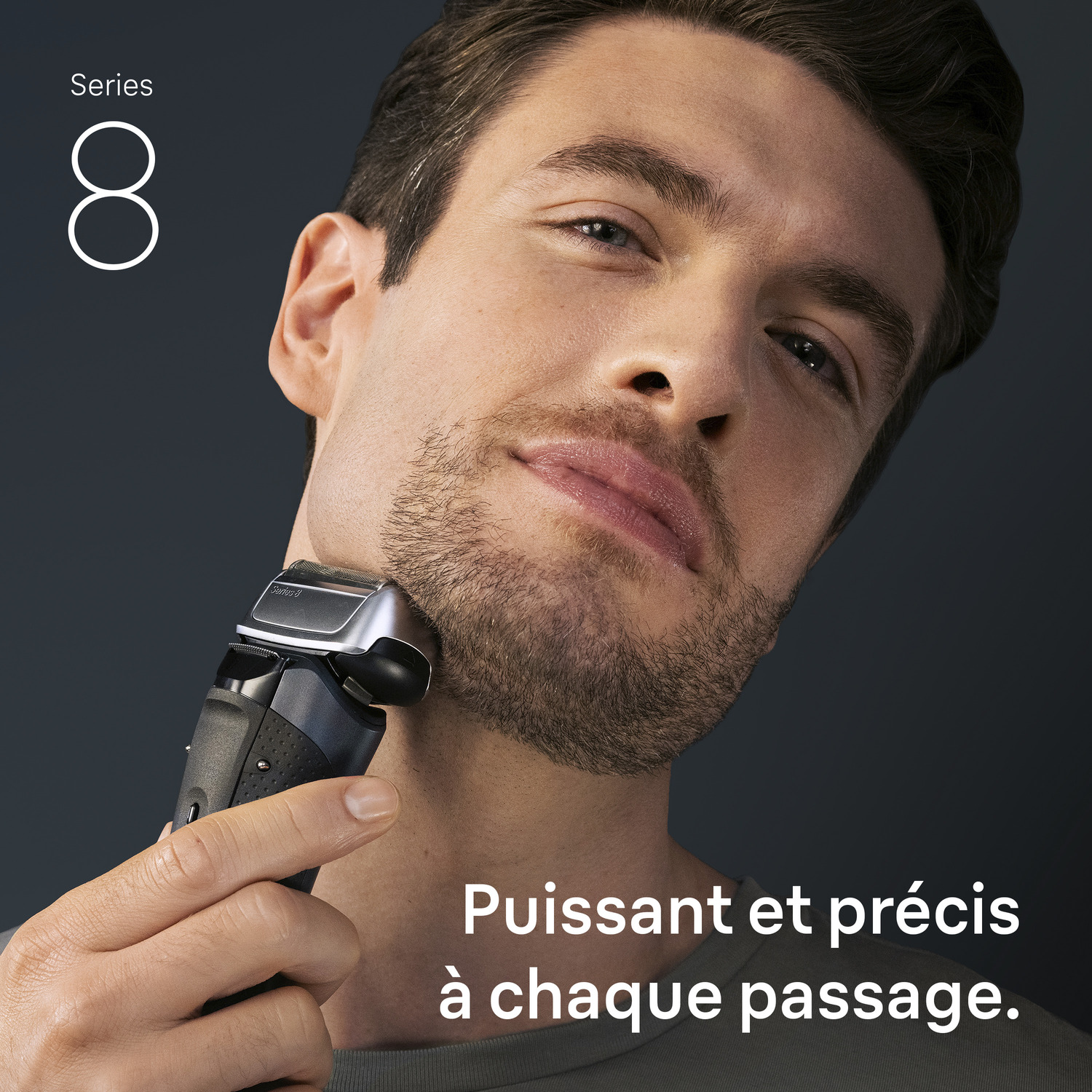 Un homme se rase la barbe avec un rasoir électrique. Le texte dit : Puissant et précis à chaque passage.