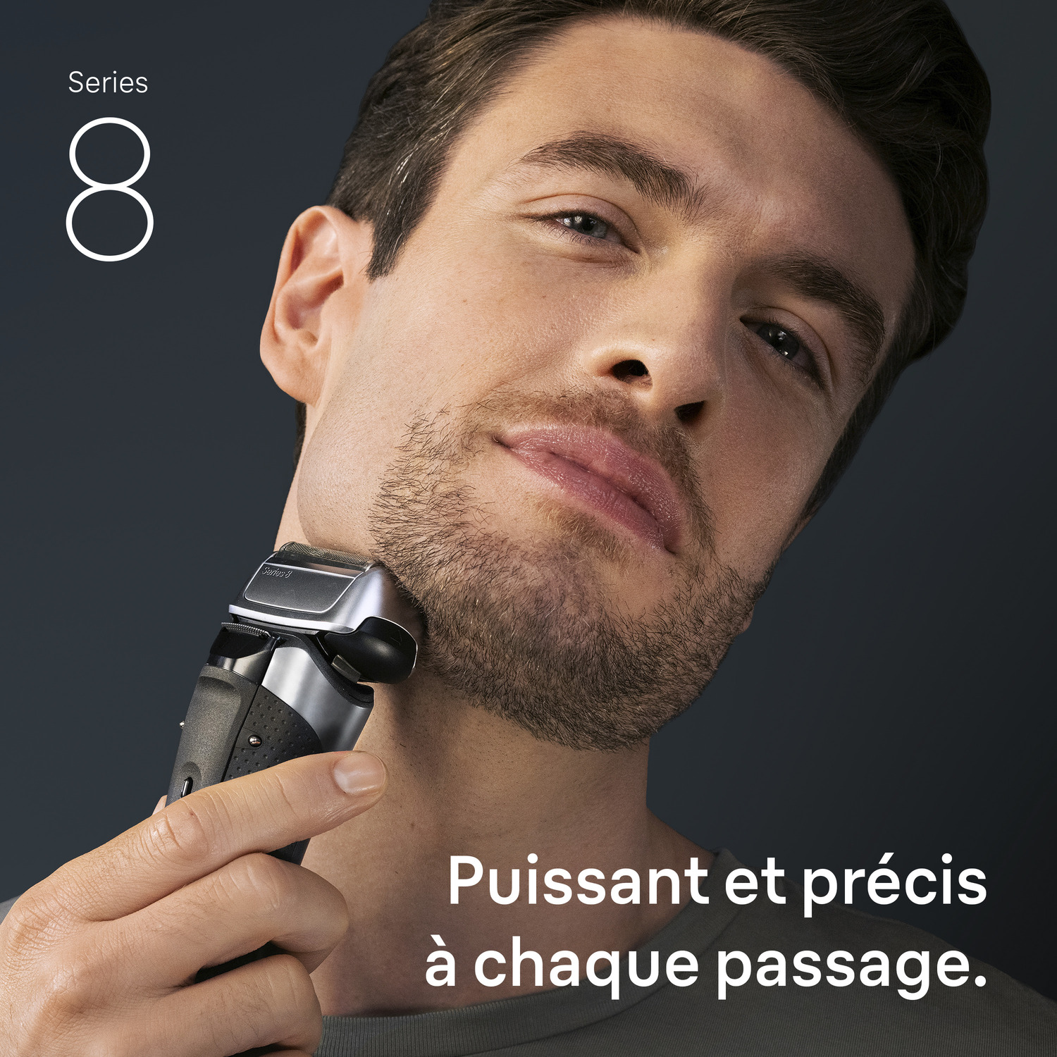 Un homme se rase la barbe avec un rasoir électrique. Le texte dit : Puissant et précis à chaque passage.