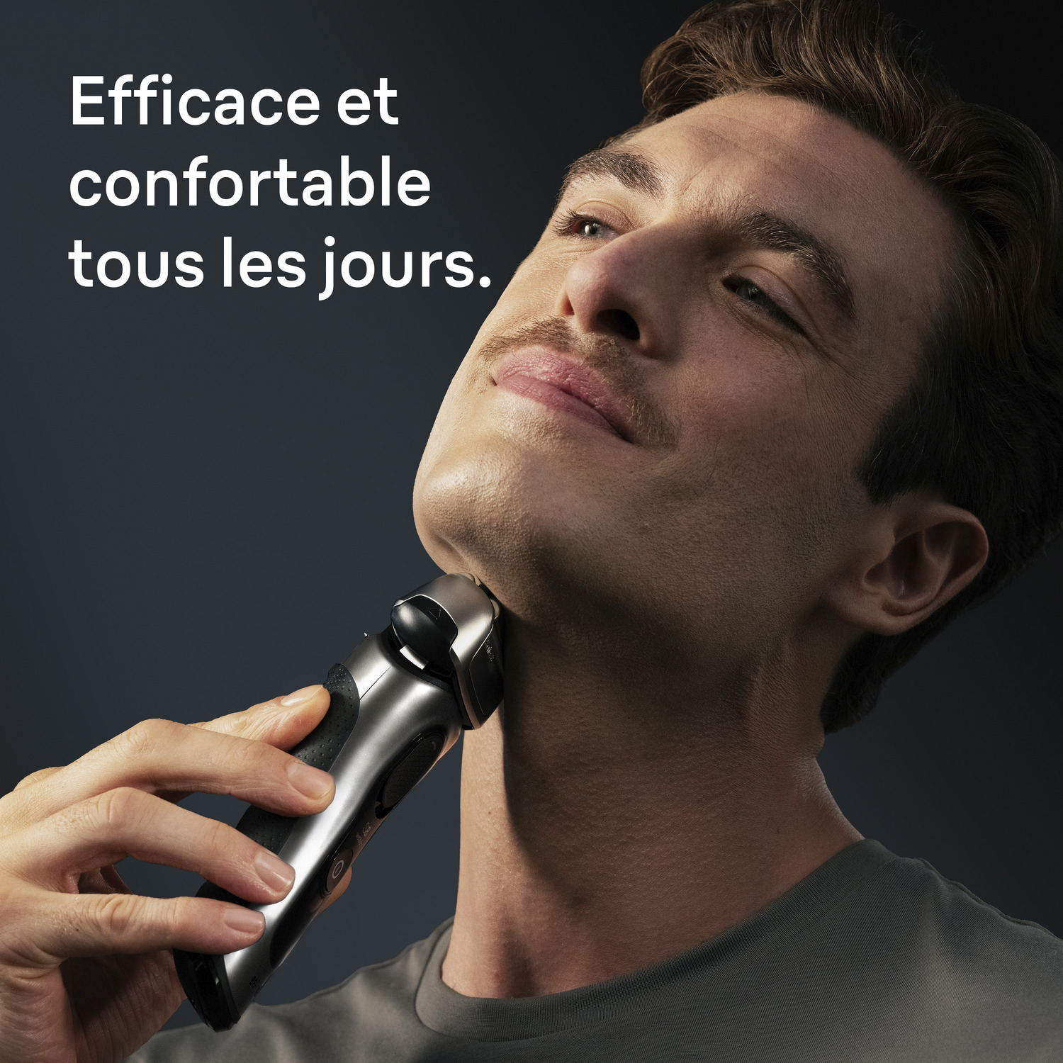 Un homme se rase le cou avec un rasoir électrique. Le texte ci-dessus dit : Efficace et confortable tous les jours.