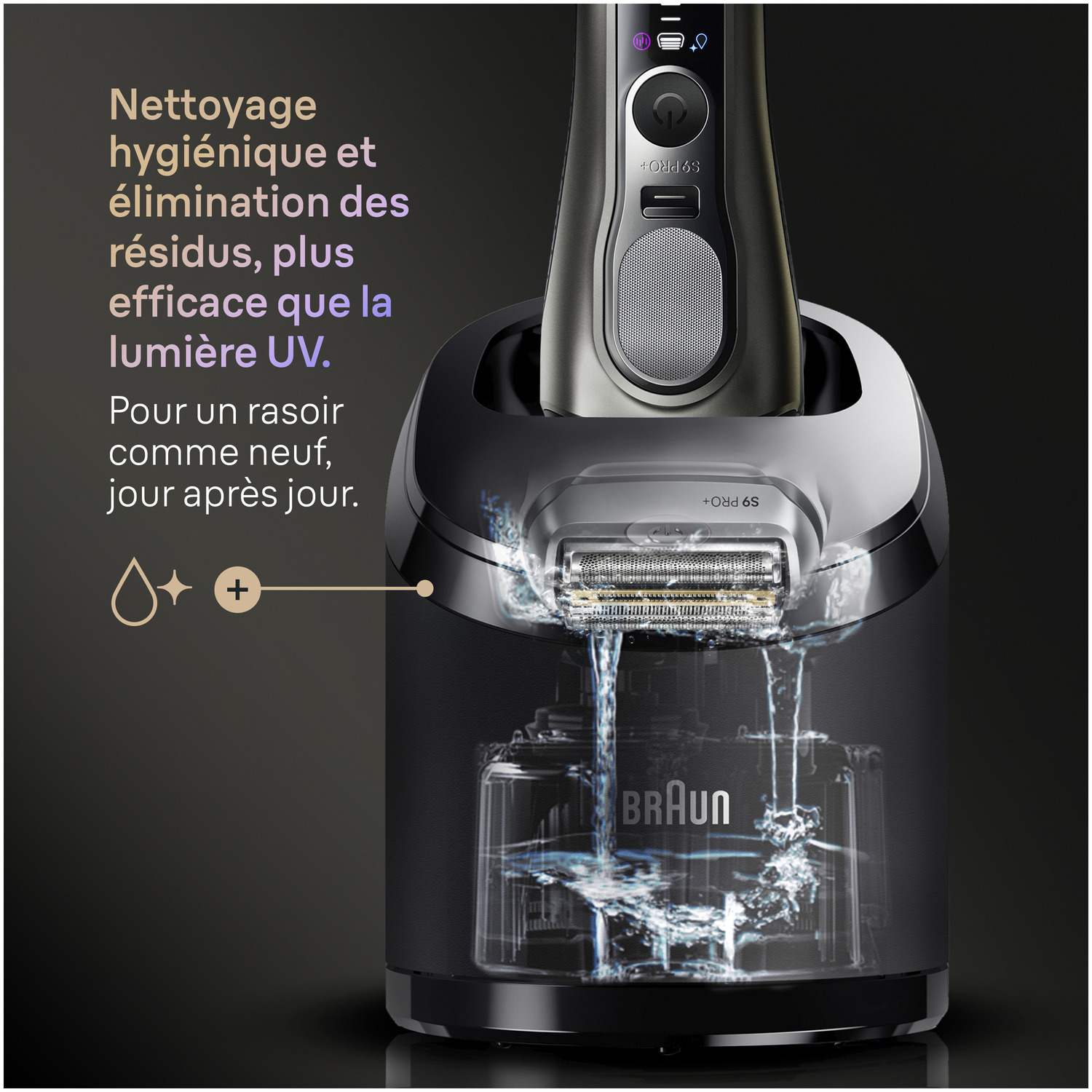 Un rasoir Braun est dans une station de nettoyage noire. L'eau coule autour du rasoir. Le texte indique qu'il nettoie mieux que la lumière UV.