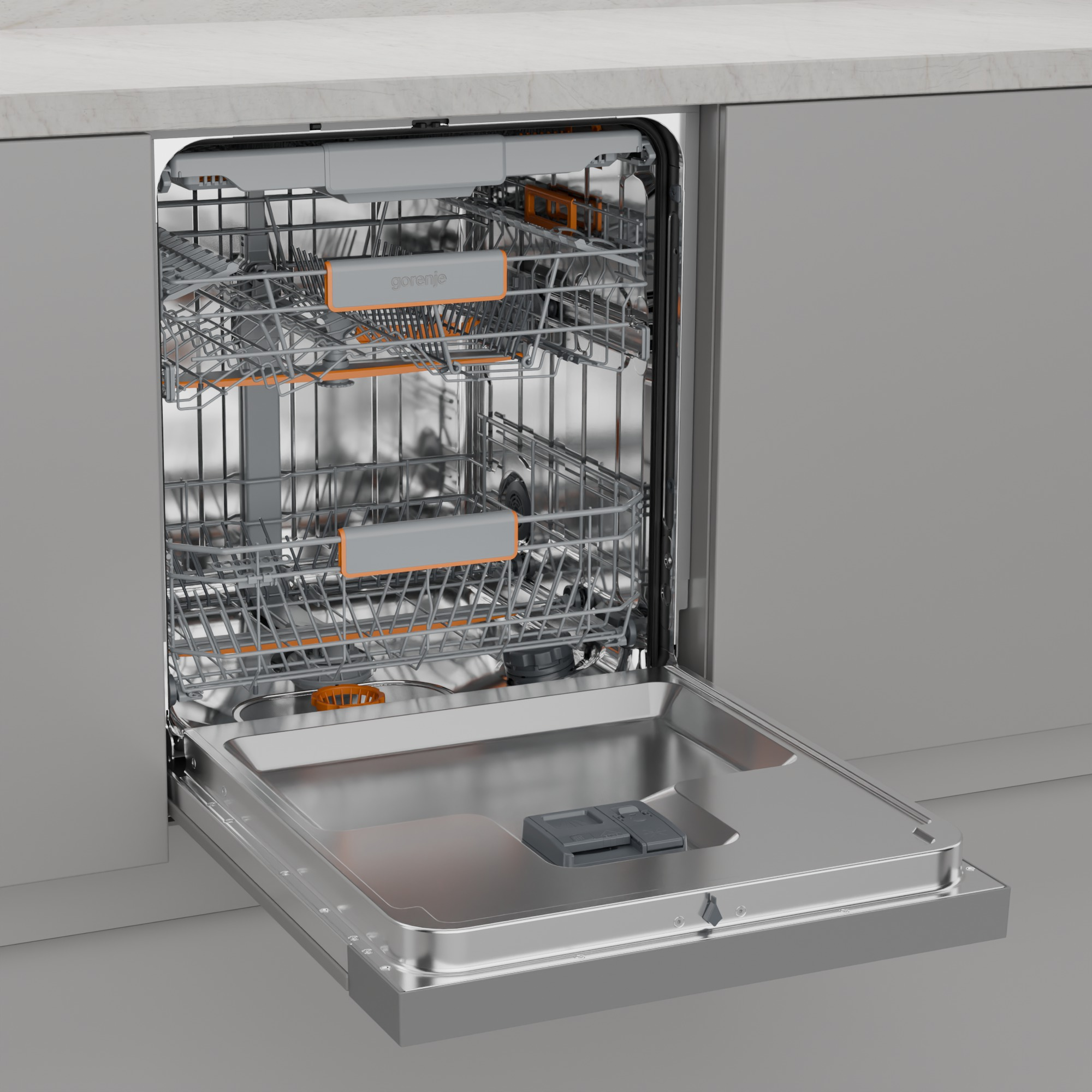 Offene Spülmaschine mit Gestellen, orangefarbenen Akzenten und Gorenje-Logo. Edelstahl-Innenraum und -Tür. Grauer Schrank und Arbeitsplatte.