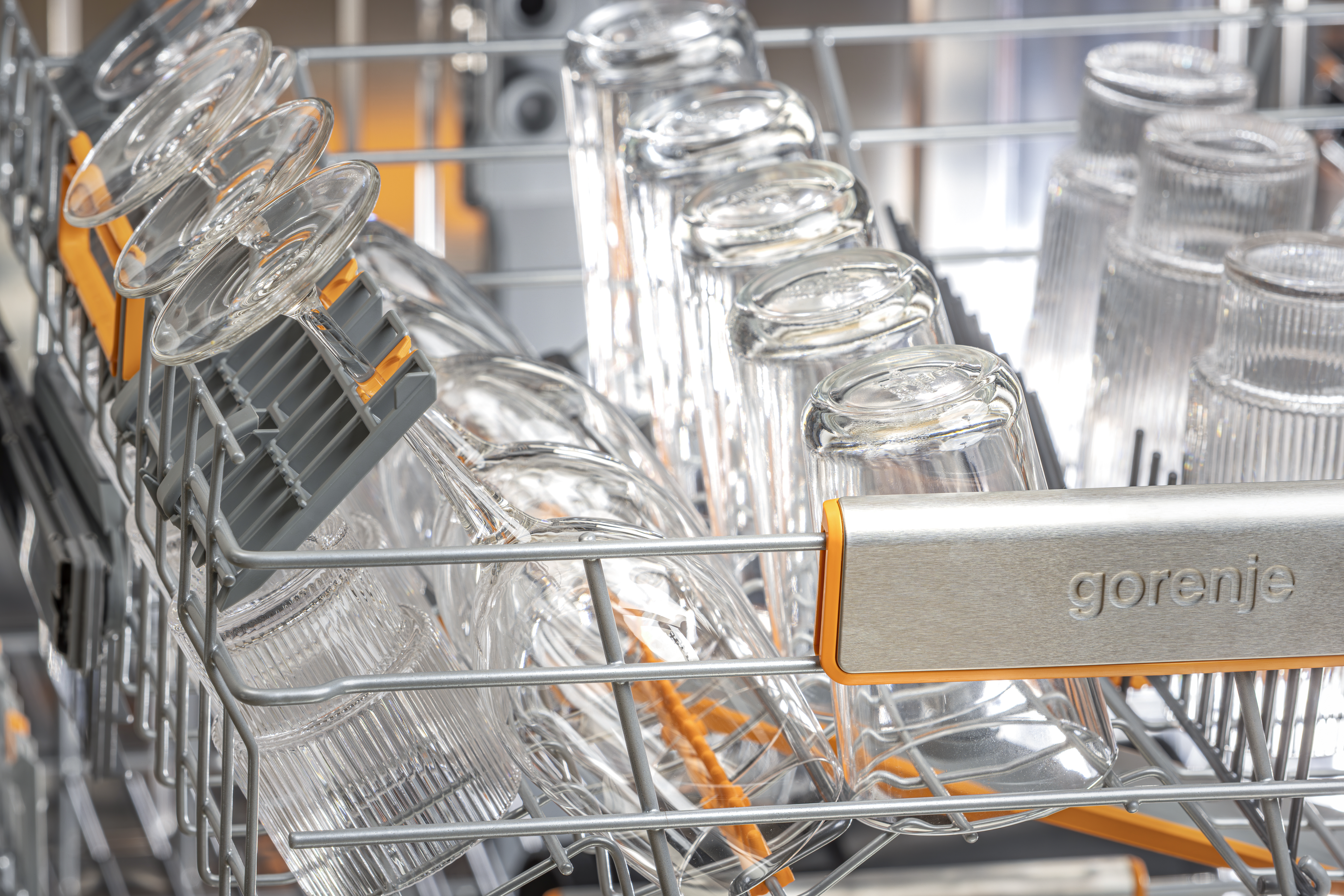 Innenraum des Geschirrspülers mit Gläsern. Klare Gläser sind in einem Metallgestell kopfüber platziert. Der Markenname 'gorenje' ist sichtbar.