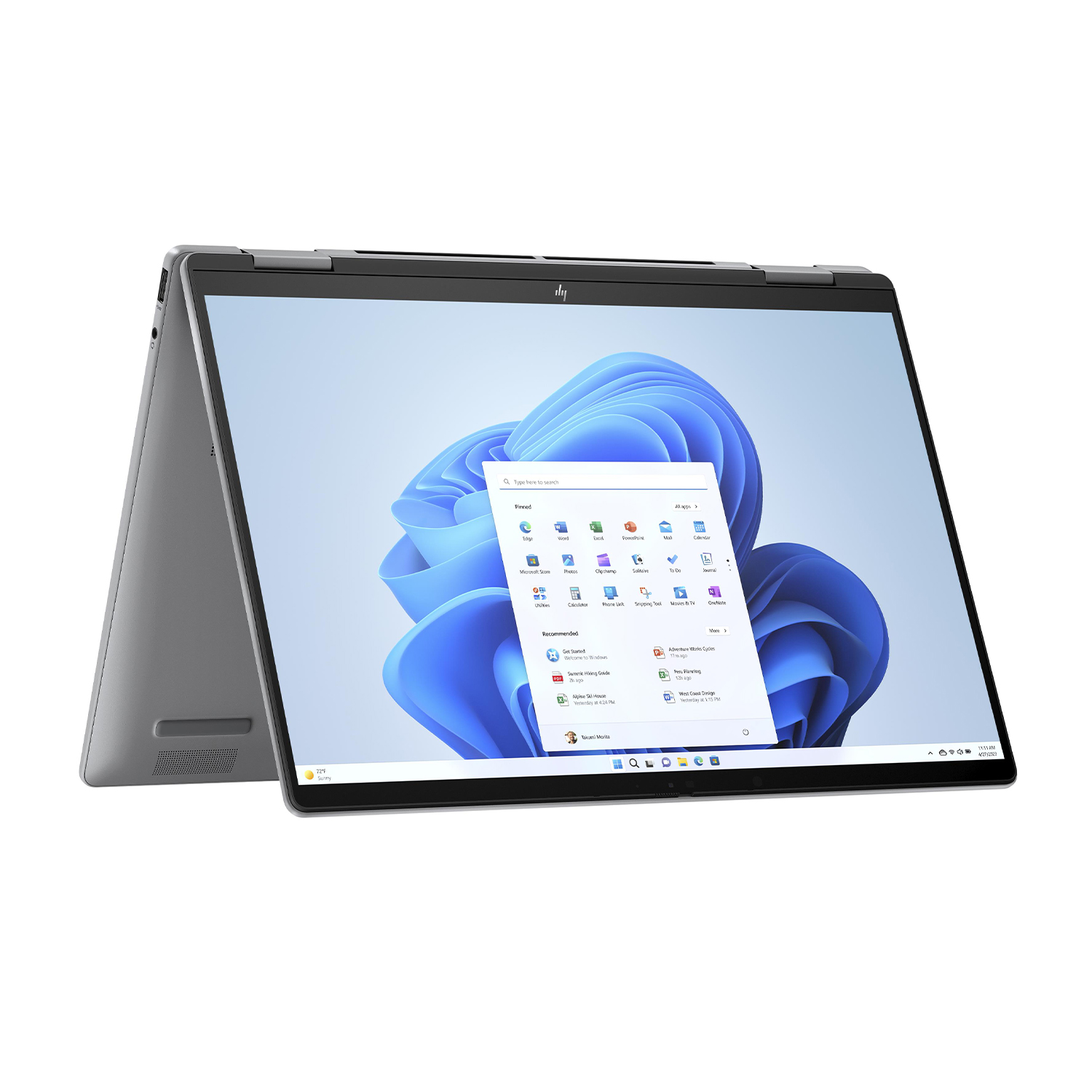 Un laptop HP argentato è aperto, mostrando la schermata iniziale di Windows 11. Lo schermo mostra il menu Start con icone app.