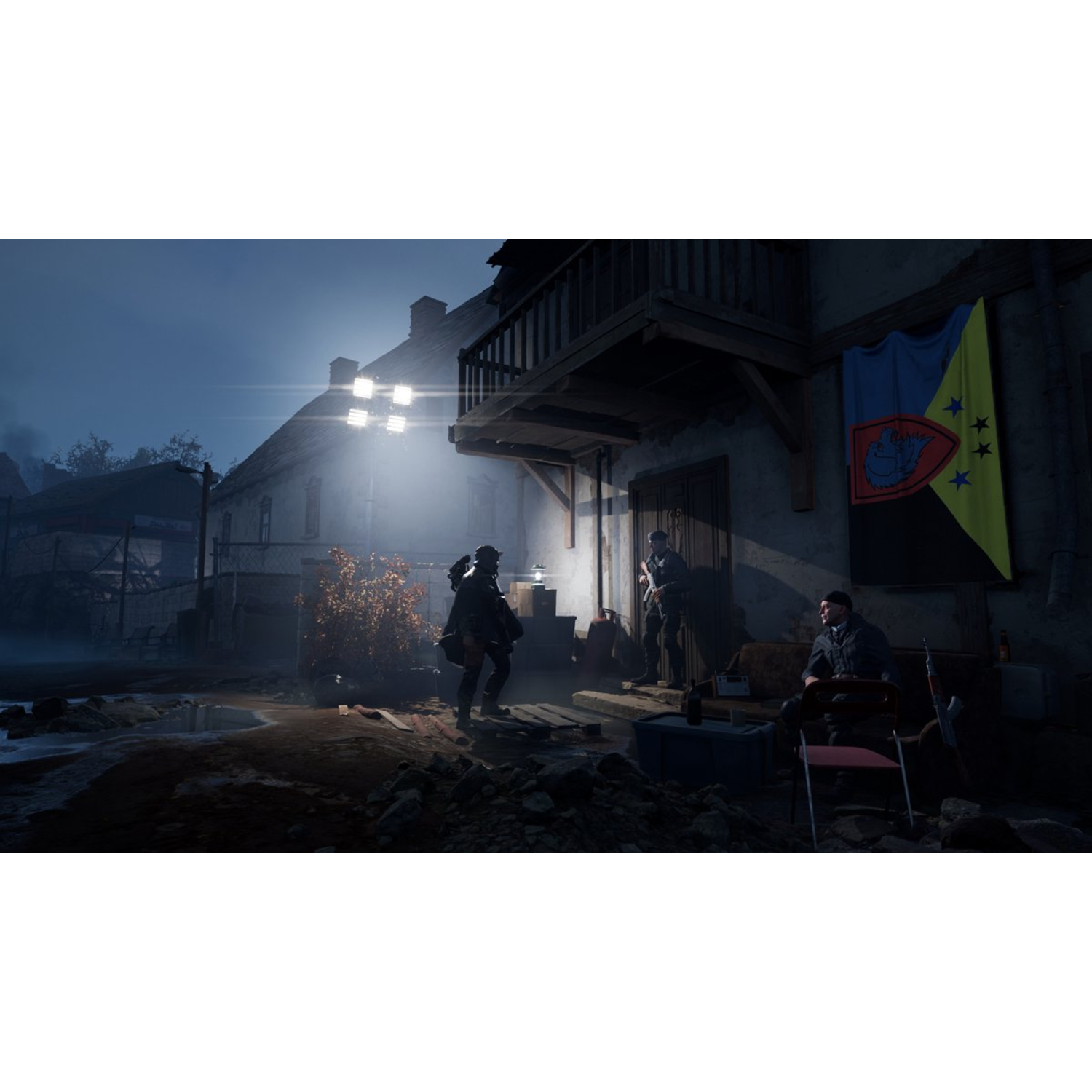 Nachtscène. Soldaten bij een gebouw met een vlag. Een man zit. Felle lichten verlichten het gebied. Donkere, sfeervolle atmosfeer.