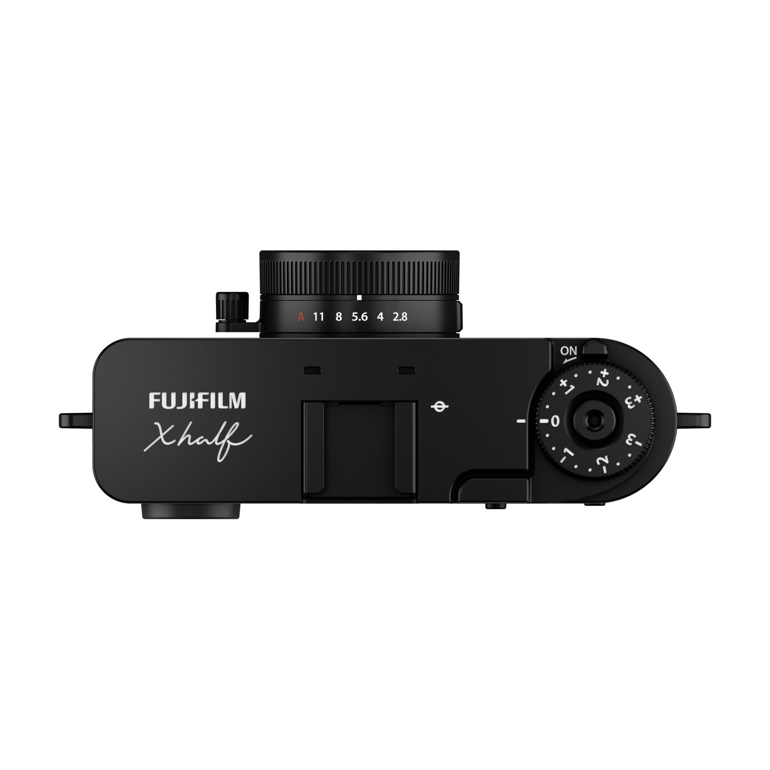 Una fotocamera Fujifilm Xhalf nera è mostrata dall'alto. Ha quadranti, pulsanti e un obiettivo. Lo sfondo è bianco.