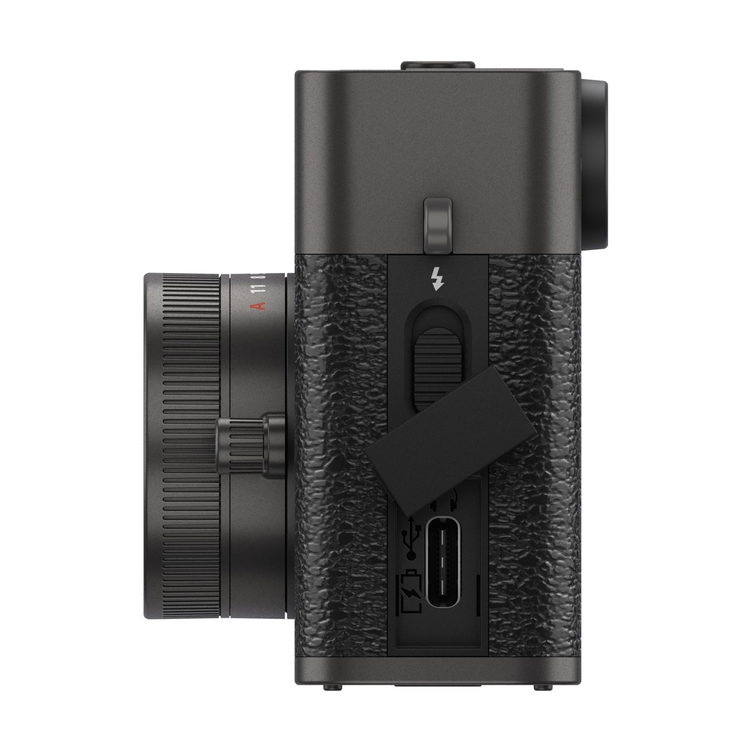 Fotocamera nera con obiettivo e porte, vista laterale destra. Corpo strutturato, obiettivo con segni. Porta USB-C visibile e coperchio a ribalta.