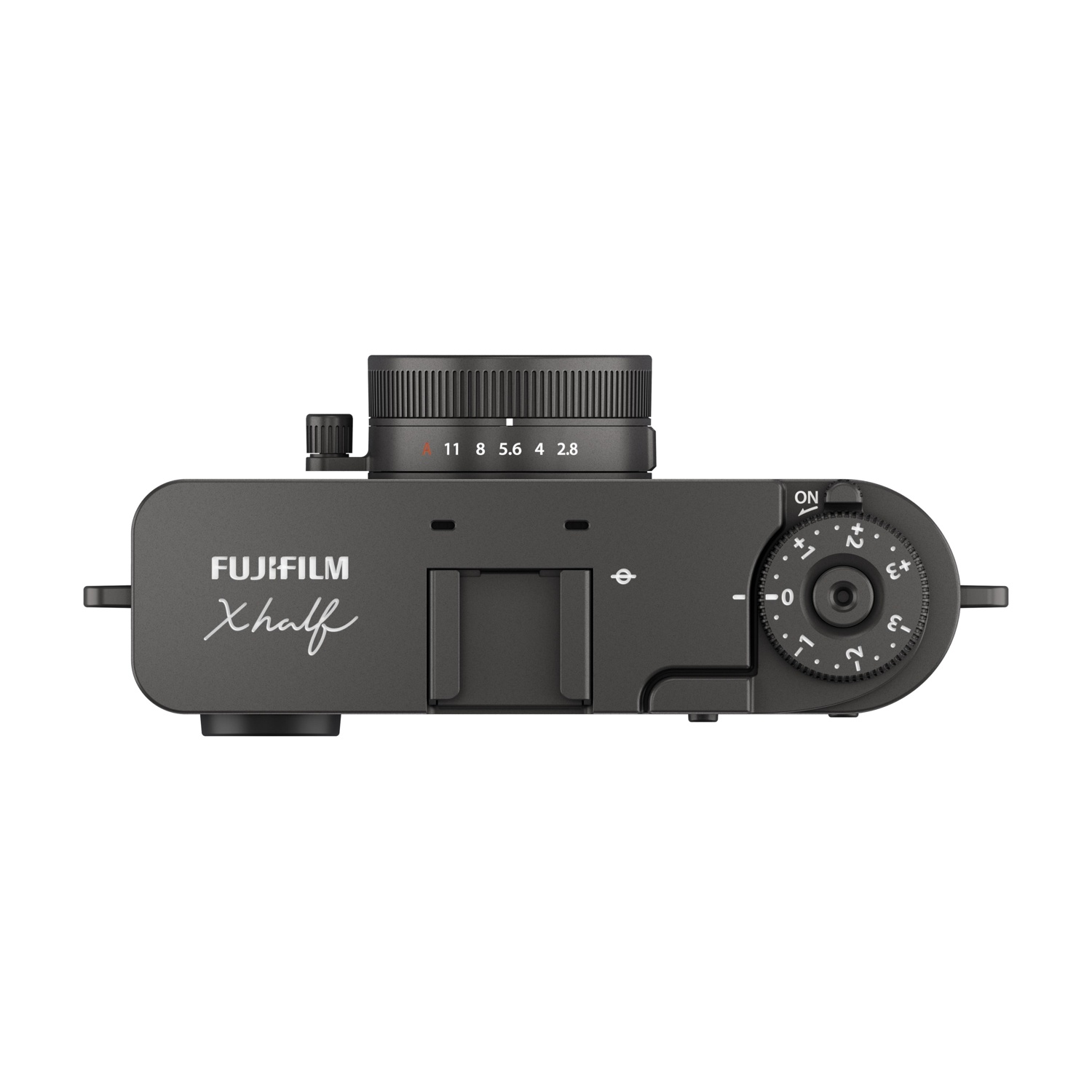 Vista dall'alto di una fotocamera Fujifilm Xhalf grigio scuro. Ha quadranti, pulsanti e un obiettivo con numeri. La fotocamera è su sfondo bianco.