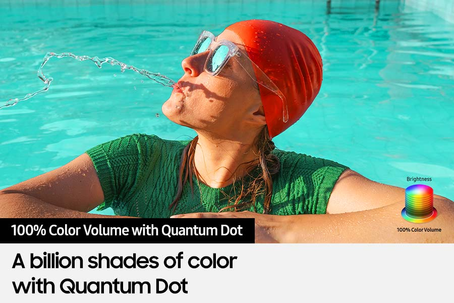 Donna in piscina, con cappello rosso e occhiali, acqua che esce dalla bocca. Camicia verde. Grafica luminosità e volume colore nell'angolo.