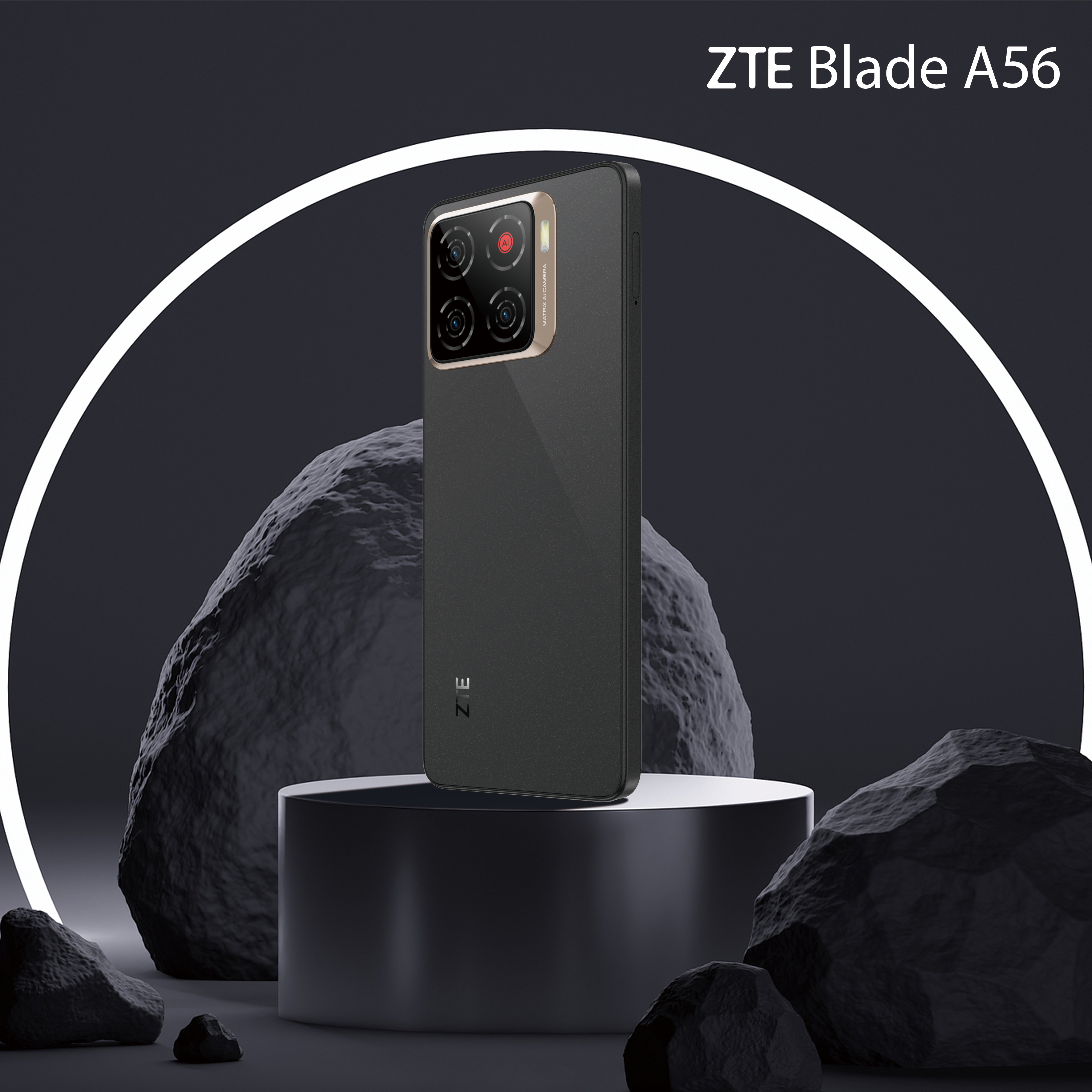 ZTE Blade A56-Telefon auf einem Sockel, umgeben von dunklen Felsen. Weißer Bogen im Hintergrund.
