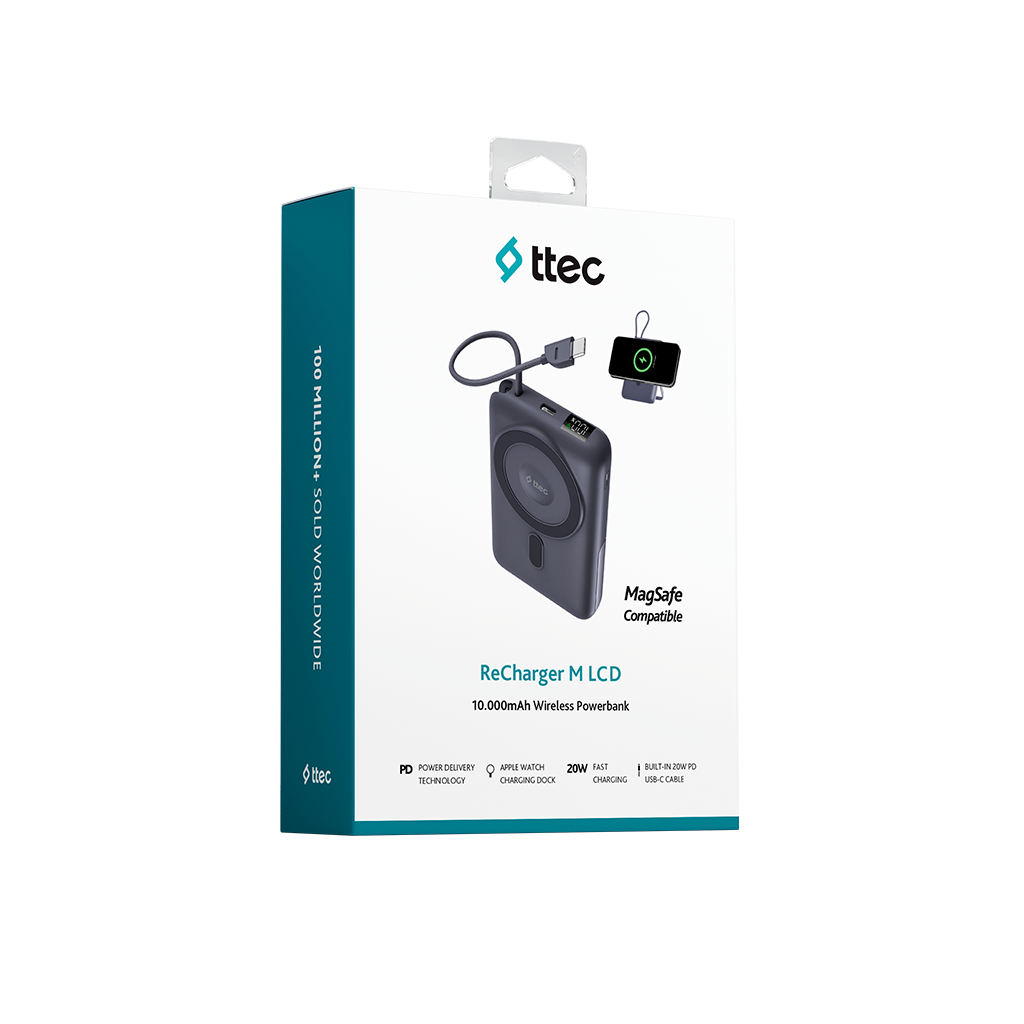 Bir ttec ReCharger M LCD güç bankası görüntüleniyor. Bir ekranı, USB-C kablosu var ve MagSafe uyumlu. Ambalaj beyaz.
