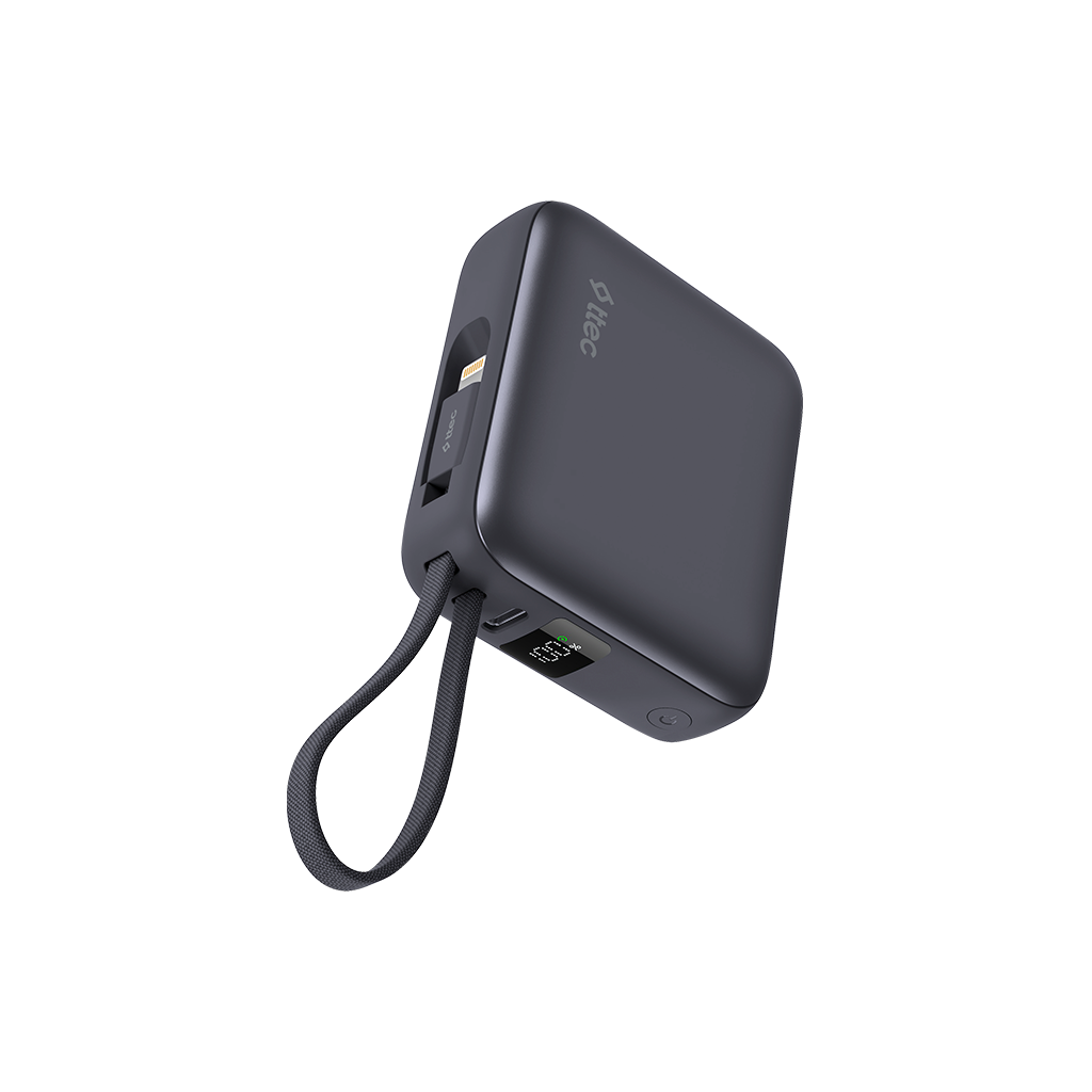 Dijital ekranında %100 gösteren koyu gri bir powerbank. Bir döngü kayışı takılıdır. Küçük bir Lightning konnektörü görünür.