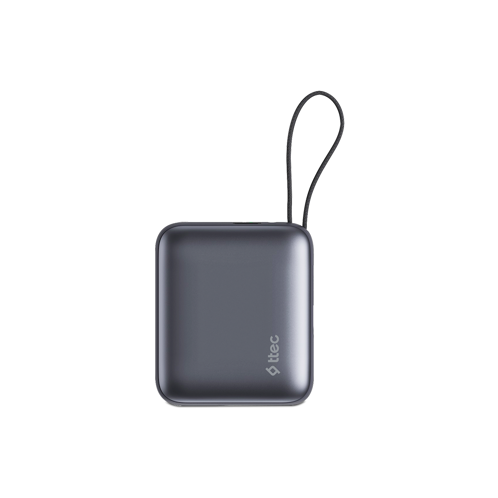 Siyah halkalı gri, kare şeklinde bir powerbank beyaz zemin üzerinde izole edilmiştir. Markanın logosu görünür.