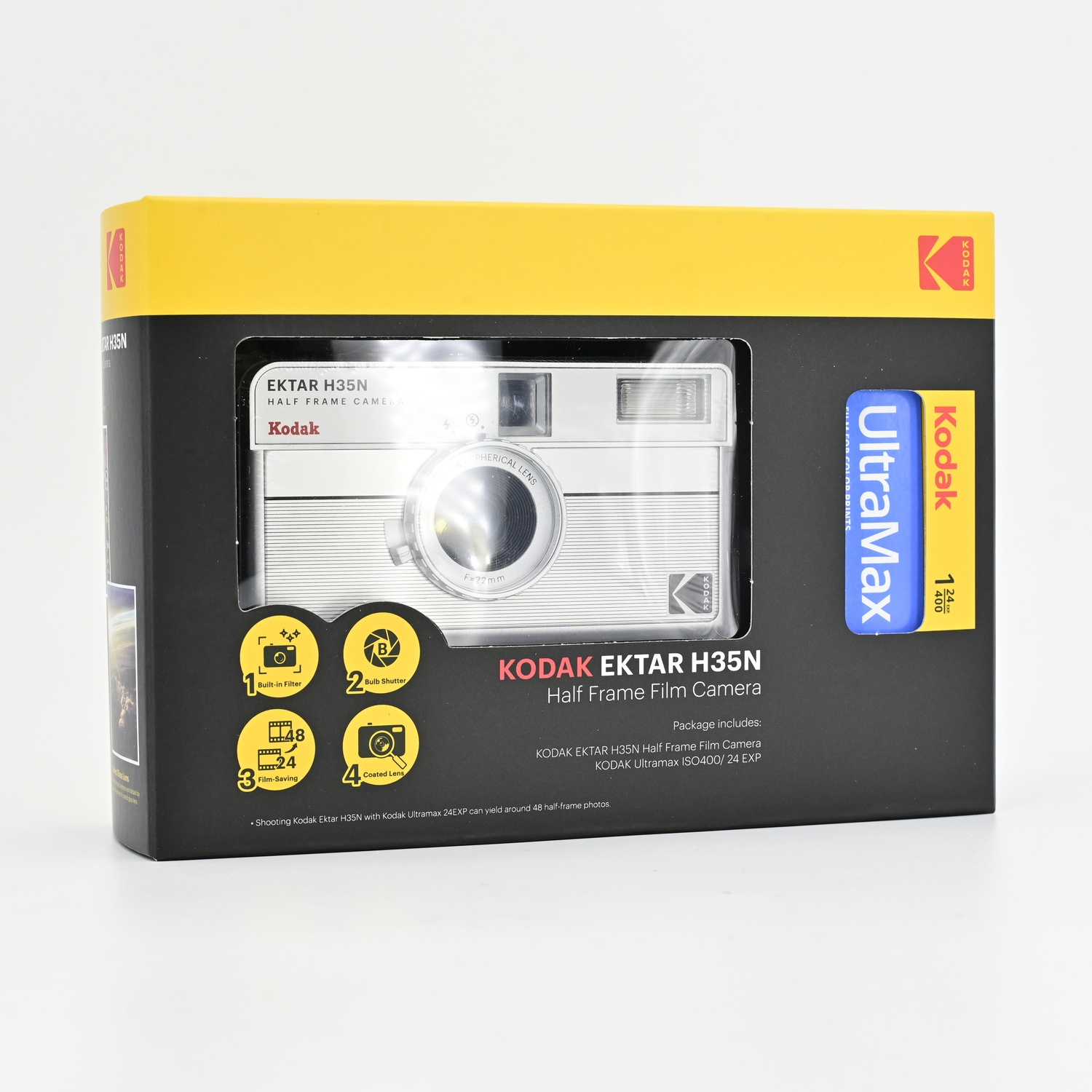 Una scatola della fotocamera Kodak Ektar H35N. Include fotocamera, pellicola e funzionalità come filtro integrato.