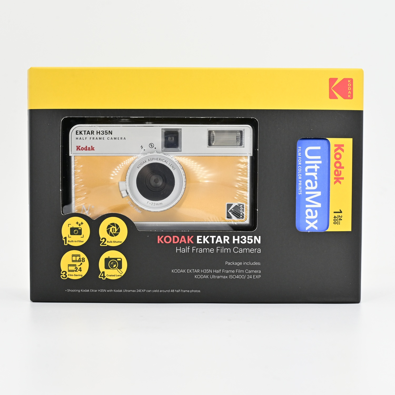 Una fotocamera a pellicola a mezzo formato Kodak Ektar H35N e la pellicola Ultramax in una scatola gialla e nera su una superficie bianca.