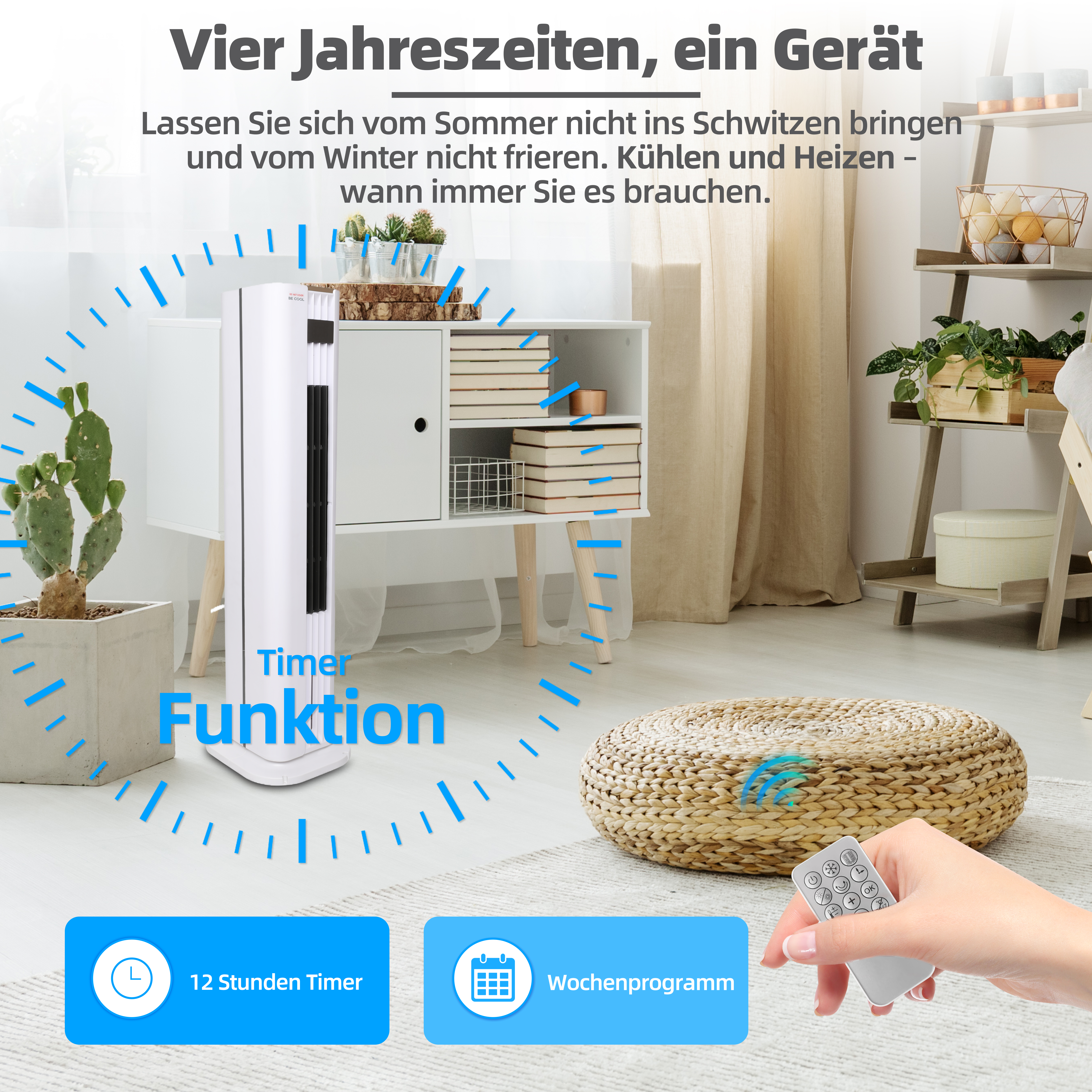 Ein weißer Ventilator mit Fernbedienung. Eine Hand hält die Fernbedienung. Kaktus, Schrank und ein Korbstuhl.