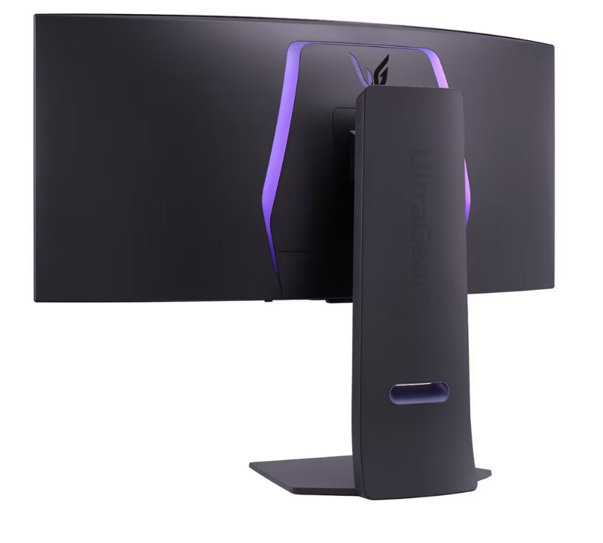 Mor detaylara sahip siyah, kavisli bir monitörün arka görünümü. Bir standı var ve Ultragear markası görünür durumda.