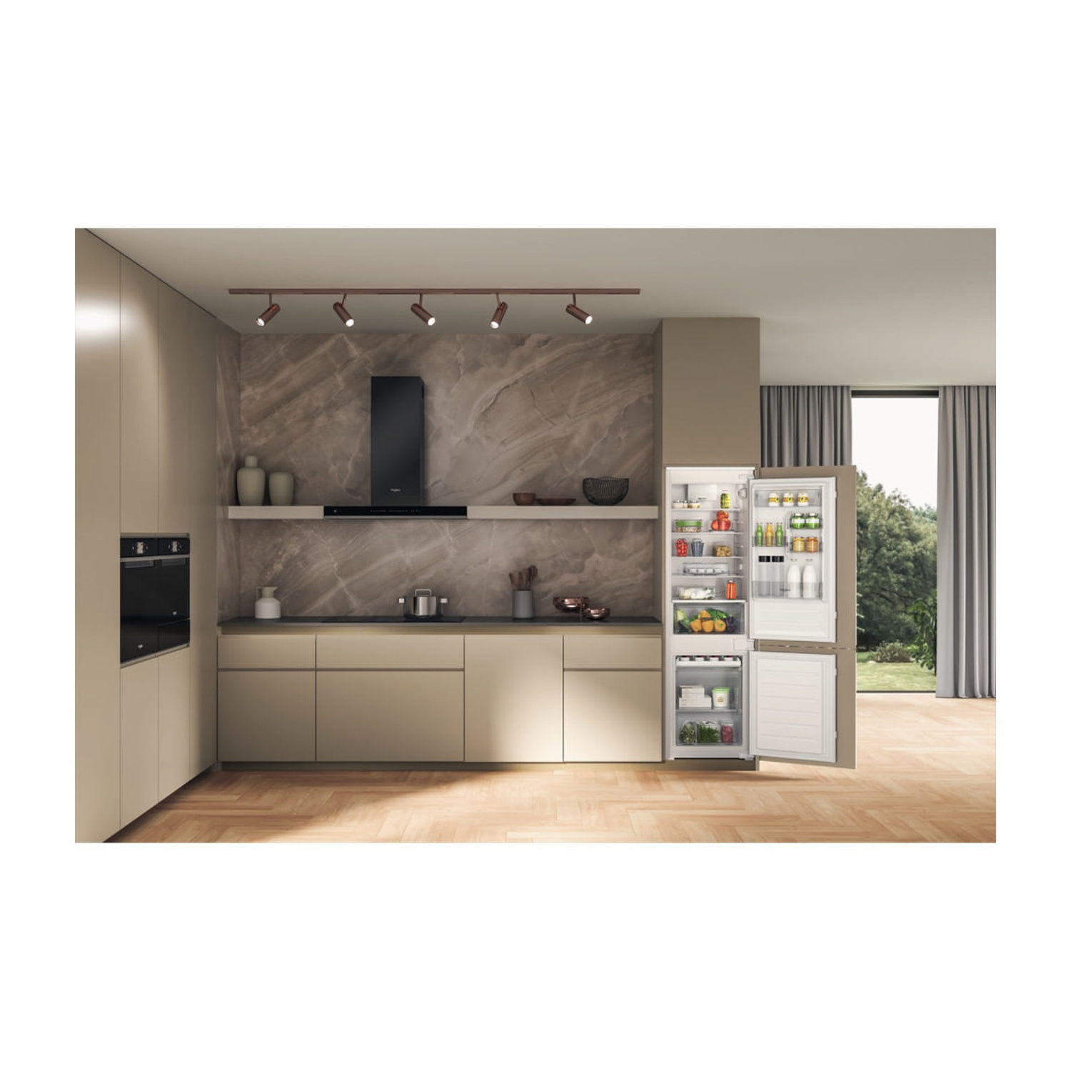 Una cucina moderna con frigorifero aperto. Forno nero, luci e un muro effetto marmo. Pavimento in legno e finestra.