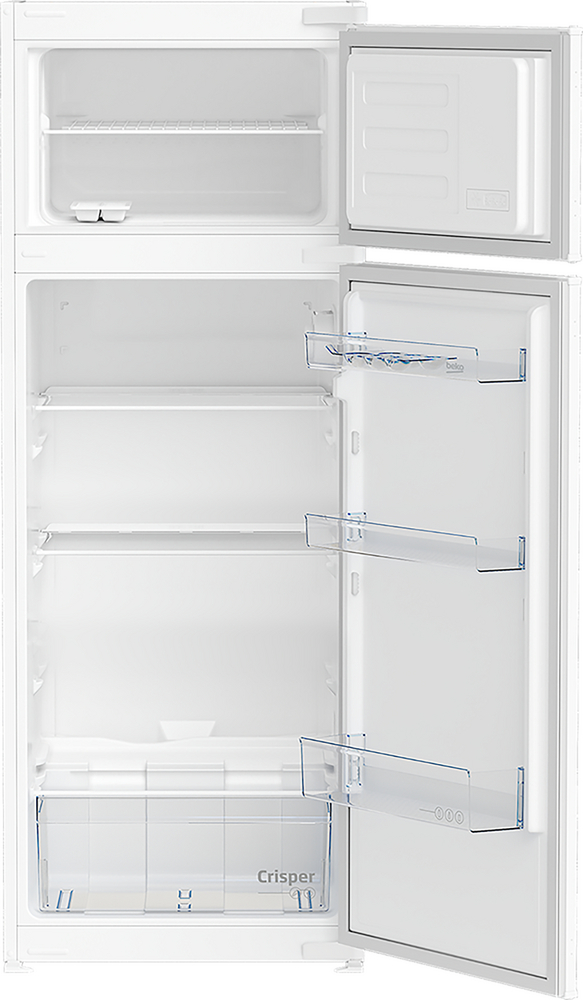 Ein offener, weißer Kühlschrank mit einem oberen Gefrierfach. Die Tür ist offen und zeigt Regale, eine Crisper-Schublade und das Gefrierfach.
