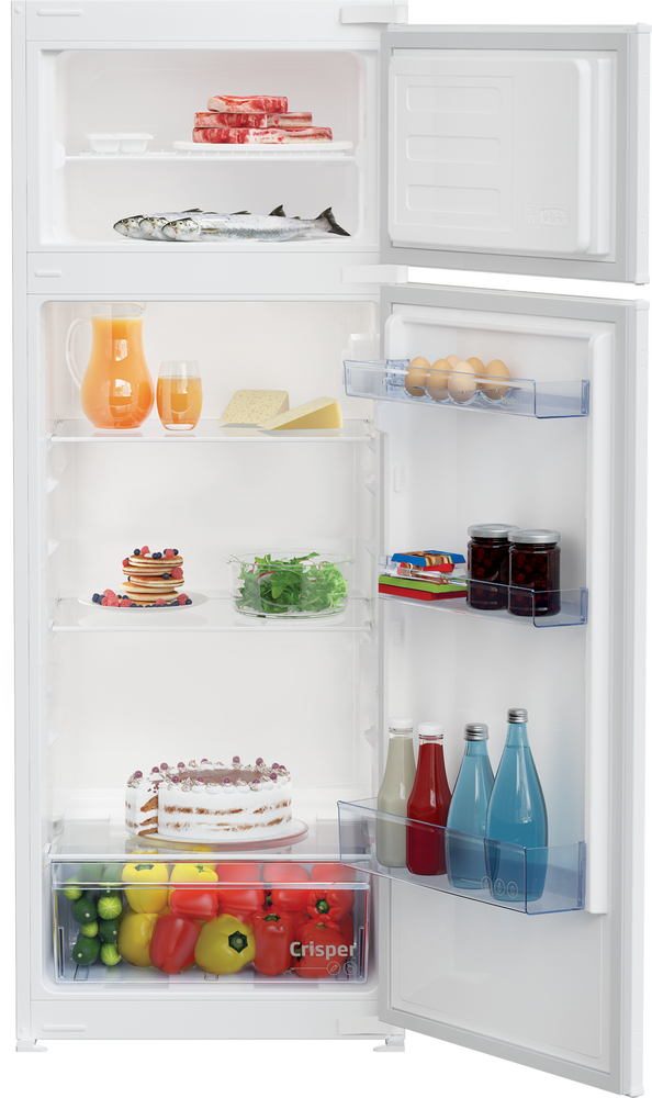 Ein offener Kühlschrank mit Lebensmitteln. Oben: Fleisch, Fisch. Mitte: Saft, Käse, Pfannkuchen, Grünzeug. Unten: Kuchen, Gemüse, Flaschen.