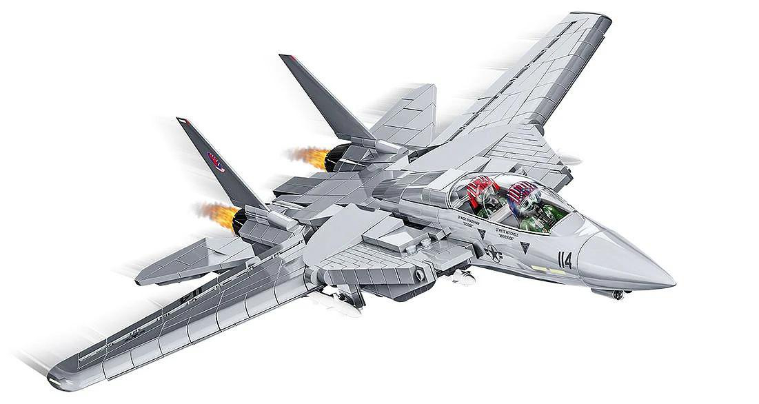 Ein graues F-14 Tomcat-Modelljet ist im Flug, mit Flammen aus den Triebwerken und einem Piloten im Cockpit.