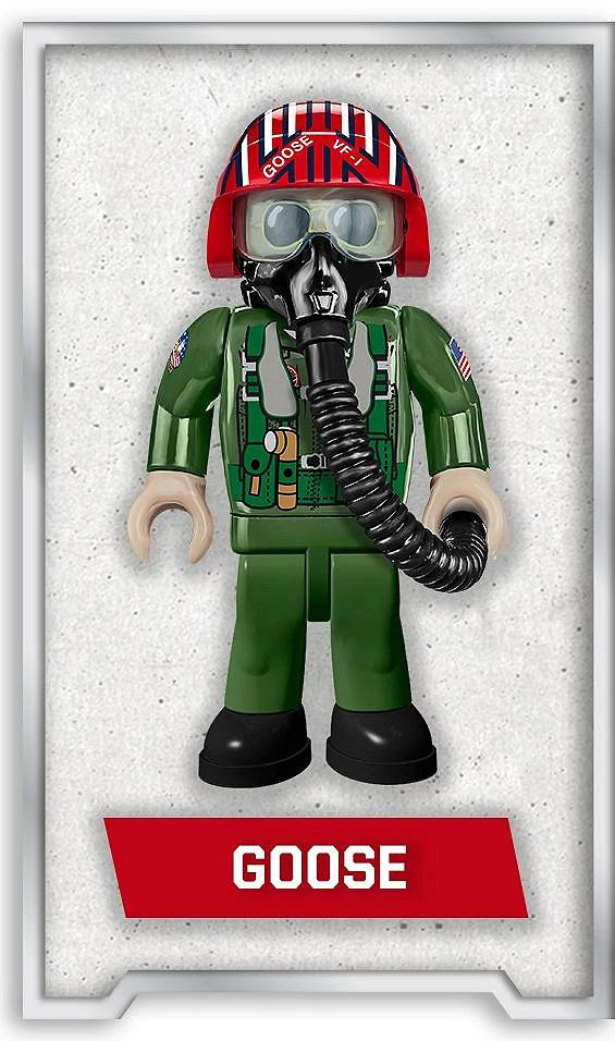 Eine Spielfigur von Goose, einem Piloten, mit rotem Helm, schwarzer Sauerstoffmaske und grünem Fliegeranzug. Sie steht vor weißem Hintergrund.