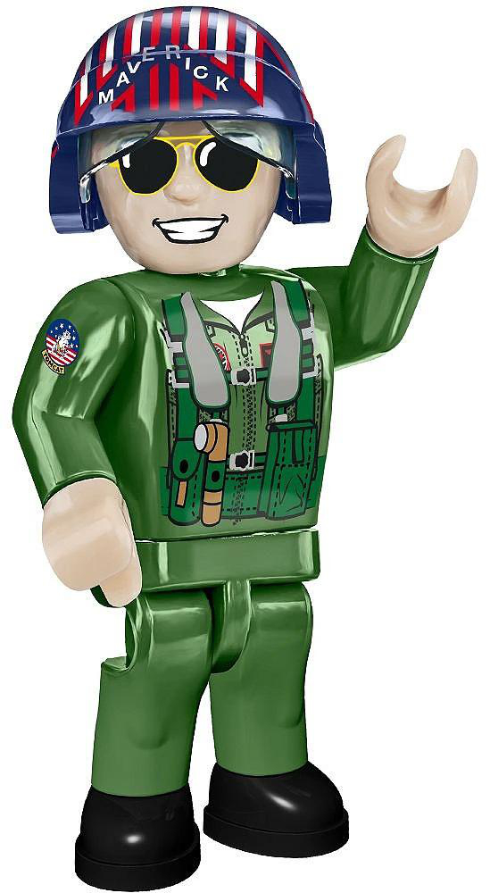 Eine Spielfigur von Maverick aus Top Gun. Sie trägt einen Helm mit 'Maverick', eine Sonnenbrille und einen grünen Fluganzug. Sie hebt die rechte Hand.