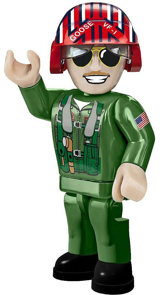Eine Spielfigur eines Piloten in grüner Uniform, mit rotem und weißem Helm und Sonnenbrille, mit amerikanischer Flagge.