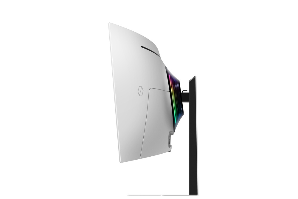 Un monitor de computadora blanco curvo con un soporte negro. El monitor muestra luces de colores en la parte posterior.