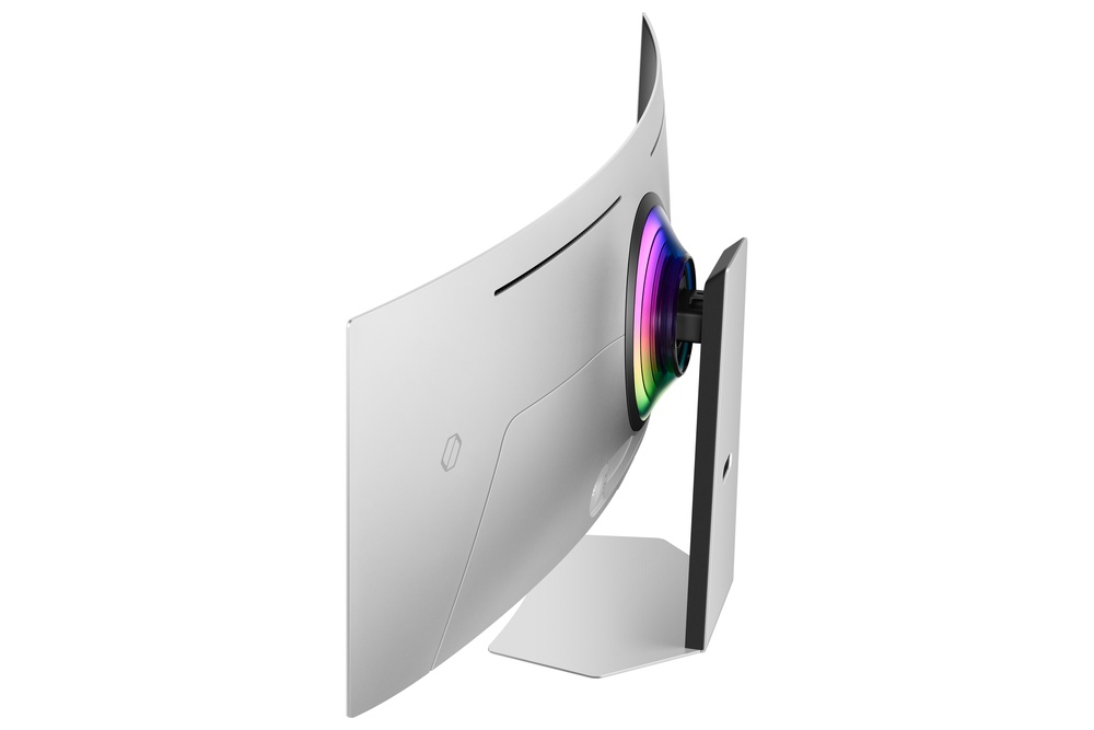 Monitor curvo blanco con un anillo de luz colorido en la parte posterior. Tiene un soporte y está sobre fondo blanco.
