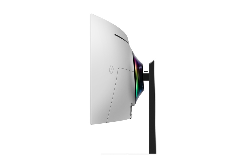 Monitor de computadora curvo blanco, vista lateral. Soporte negro, luces de arcoíris en la parte trasera, fondo blanco.