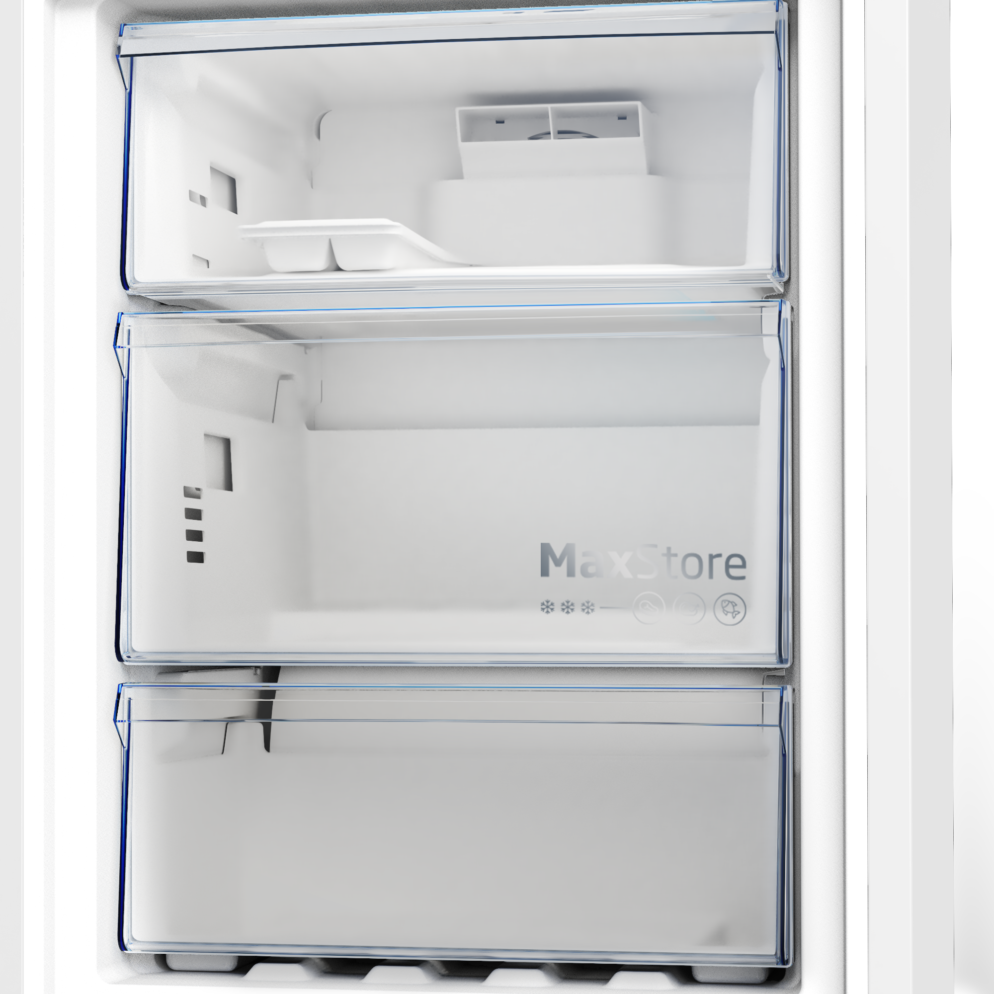 In einem weißen Kühlschrank sind drei durchsichtige Schubladen zu sehen. Die mittlere Schublade hat das MaxStore-Branding.
