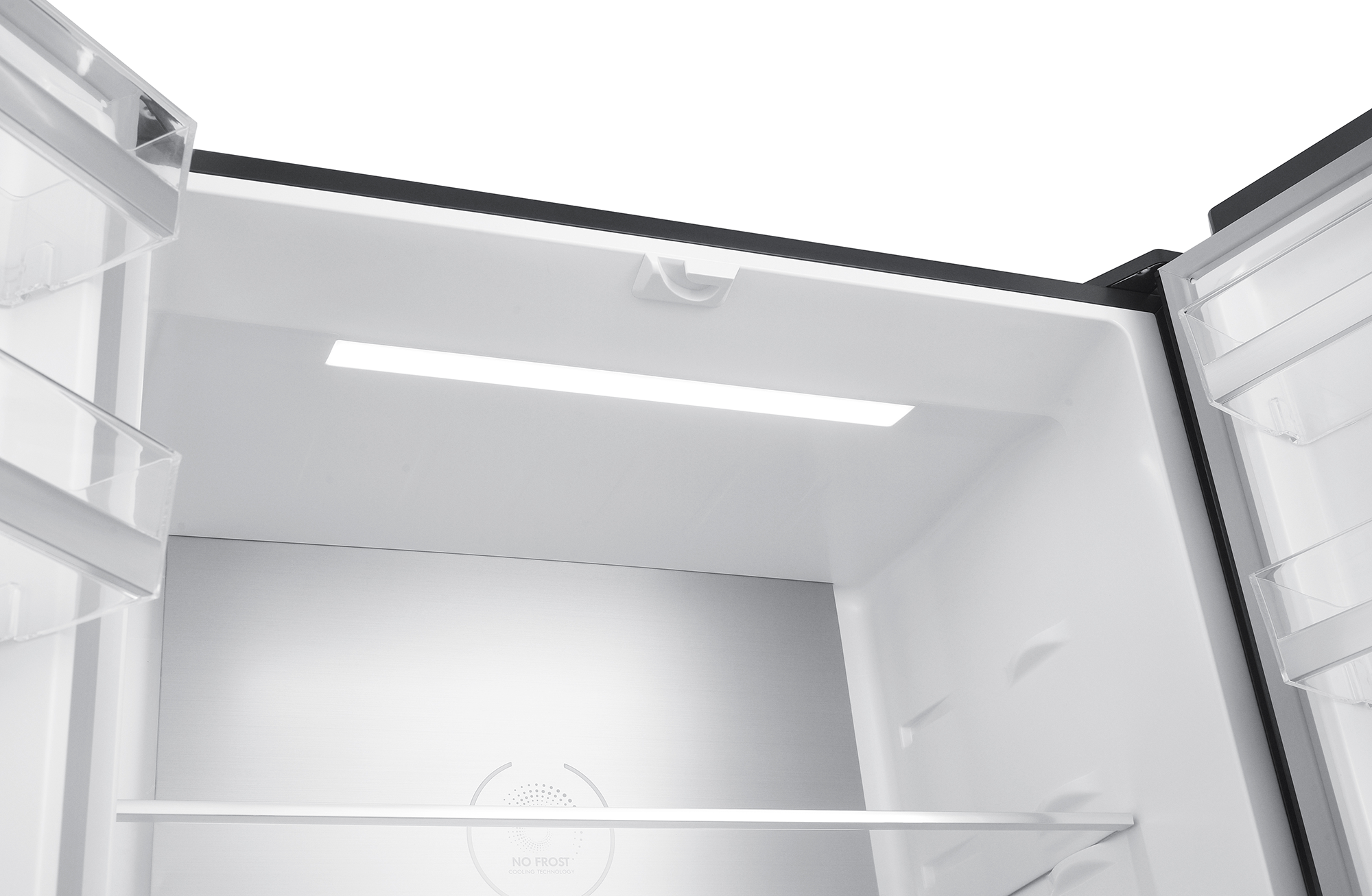 Innenraum eines geöffneten Kühlschranks. Weißer Innenraum mit Regalen und hellem Licht. Transparente Regale an den Seiten. No Frost-Etikett.