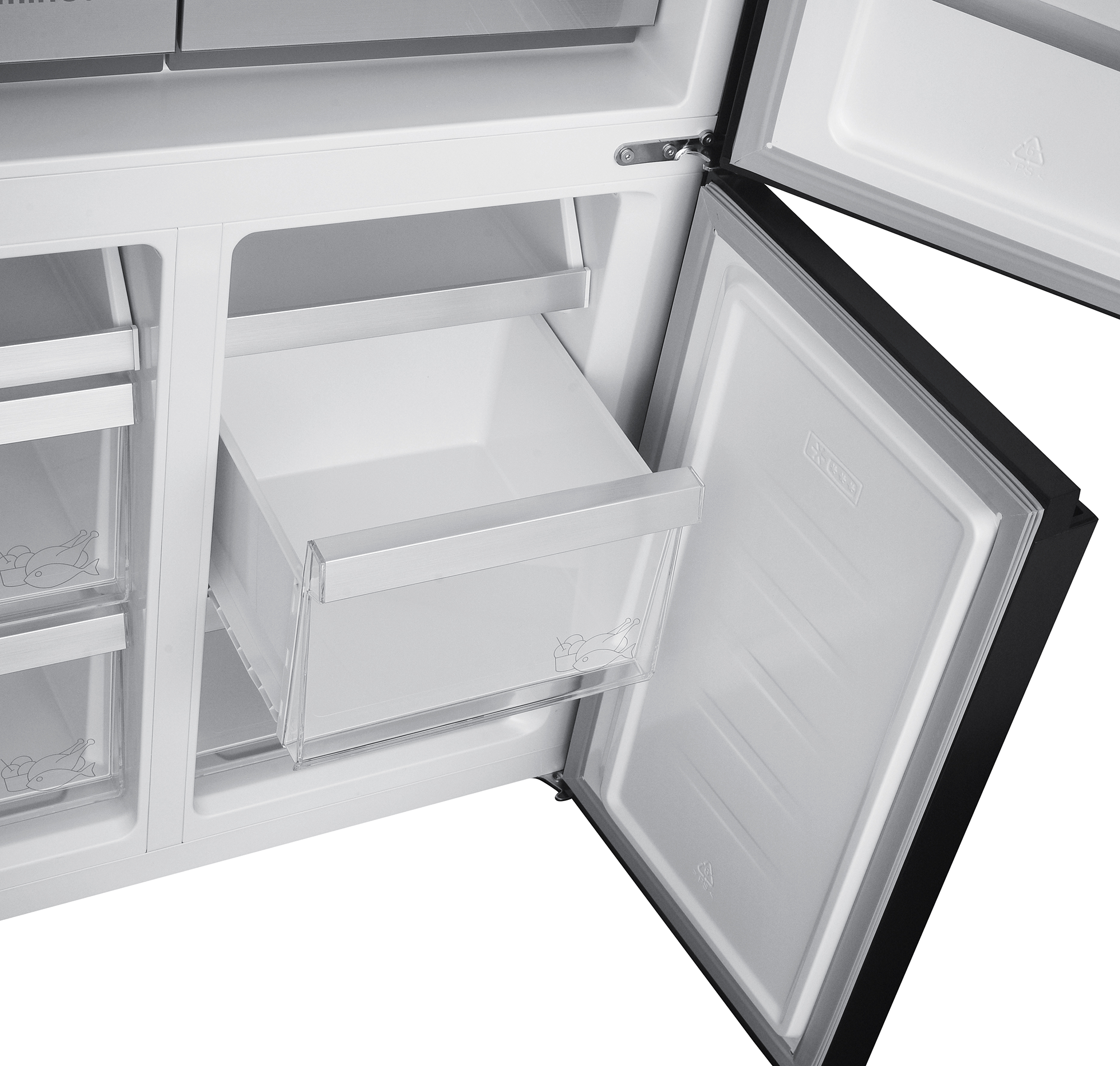 Ein teilweise geöffneter Kühlschrank mit Schubladen und Fächern. Weißer Innenraum mit schwarzem Rahmen. Klare Kunststoffschubladen sind sichtbar.