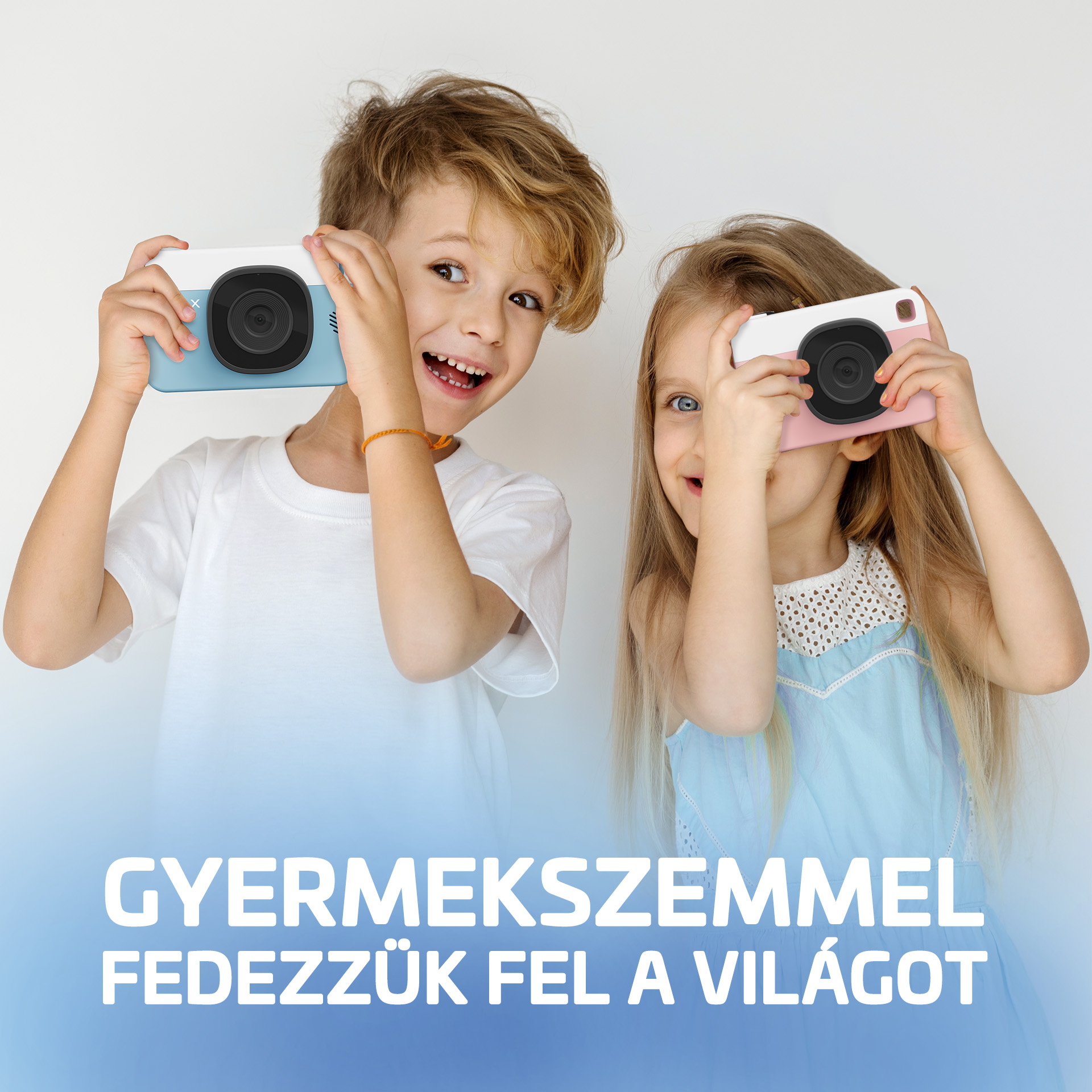 Két gyerek kamerát tart. Fiú fehér ingben, lány kék ruhában. Mindketten mosolyognak és a kamerán keresztül néznek.