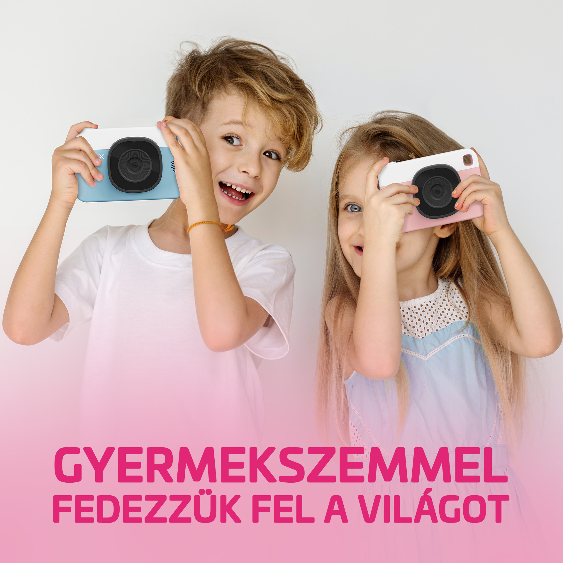 Két gyerek kamerát tart, mosolyog. Fiú fehér ingben, kék kamera. Lány kék ruhában, rózsaszín kamera. Rózsaszín banner alul.