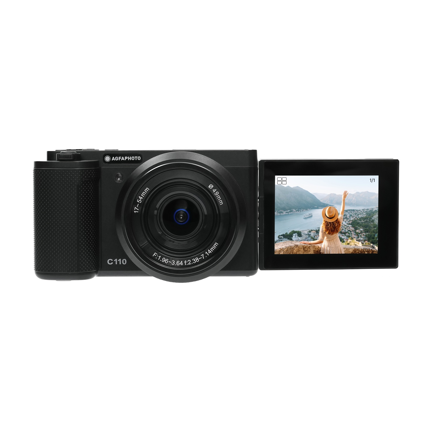 Fotocamera nera AgfaPhoto C110 con dettagli dell'obiettivo. Lo schermo mostra una donna con un cappello che guarda un lago.
