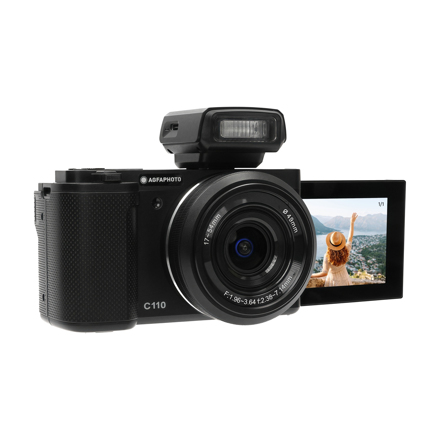 Fotocamera AgfaPhoto C110 nera con flash e schermo che mostra una donna con cappello e vista mare.