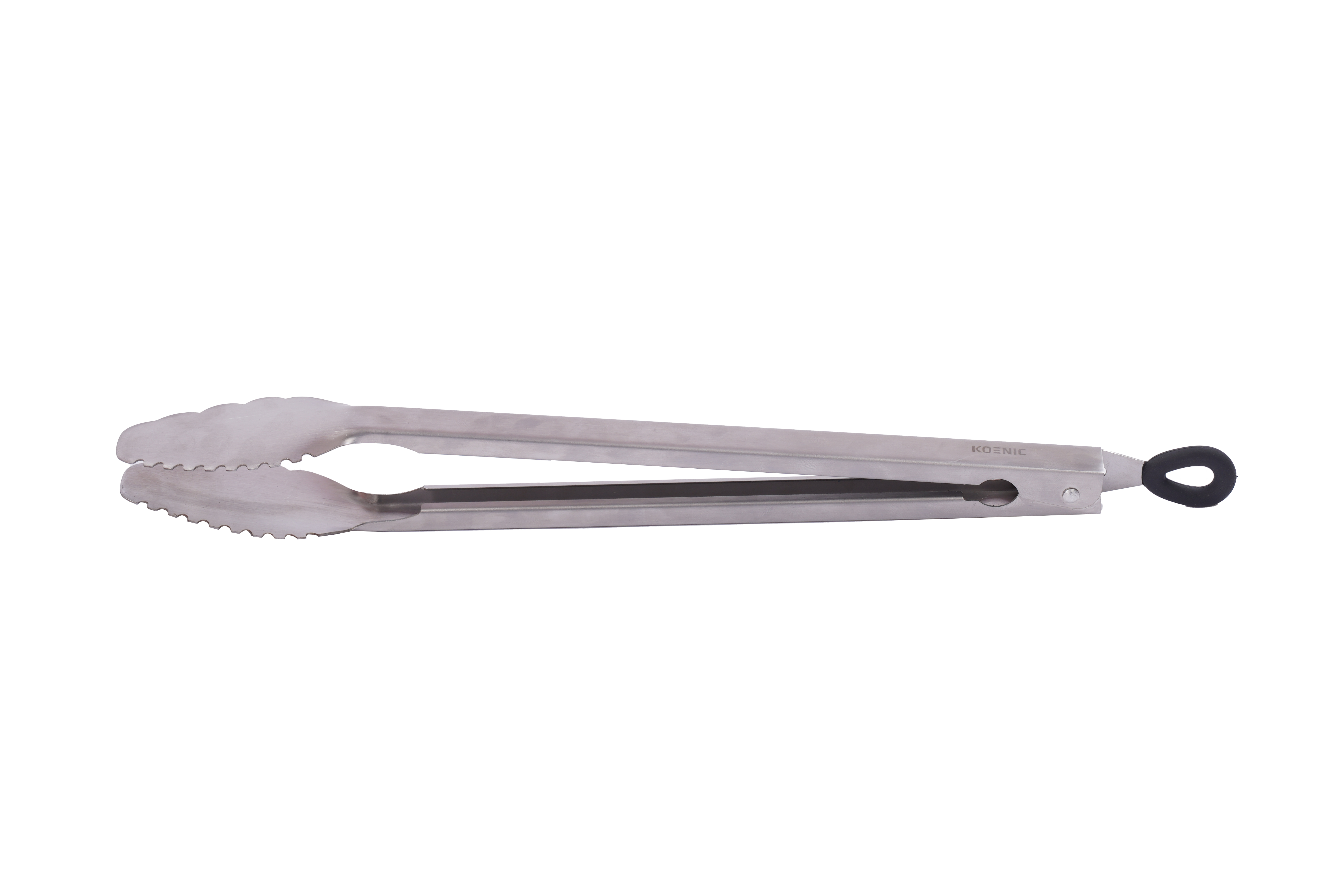 Edelstahl-Grillzange mit gezahnten Greifenden und schwarzer Schlaufe am Griff, isoliert auf Weiß.