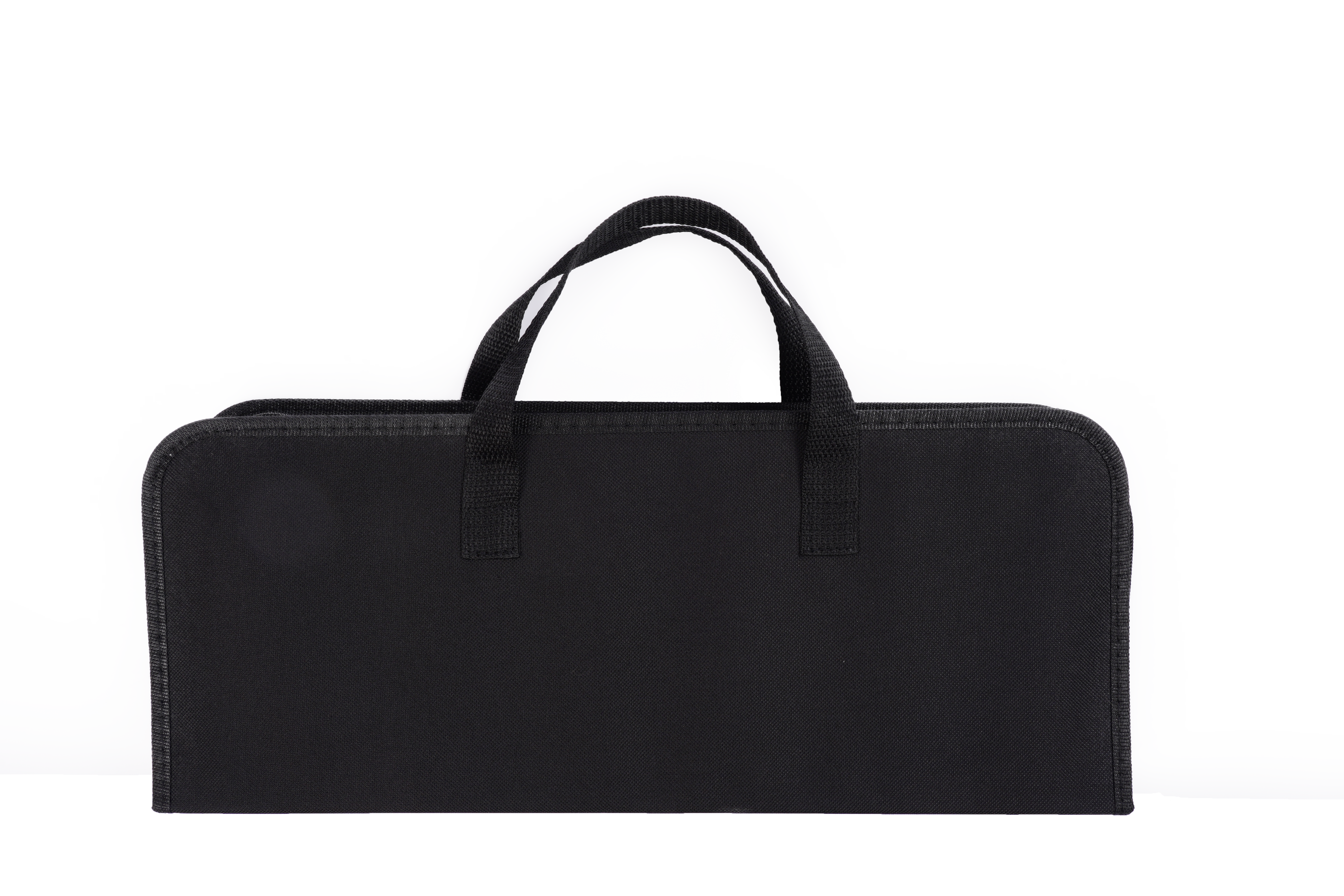 Eine schwarze rechteckige Tasche mit zwei Griffen. Der Hintergrund ist weiß.