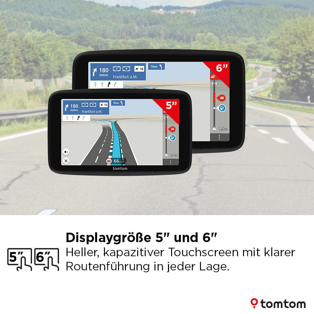 Zwei TomTom GPS-Geräte zeigen die Navigation auf einer Straße. Eines ist 5 Zoll, das andere 6 Zoll. Der Hintergrund zeigt Straße und Bäume.