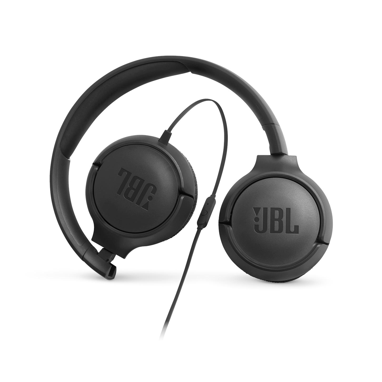 Schwarze JBL-Kopfhörer auf weißem Hintergrund. Die Kopfhörer sind kabelgebunden, das JBL-Logo ist auf den Ohrmuscheln zu sehen.