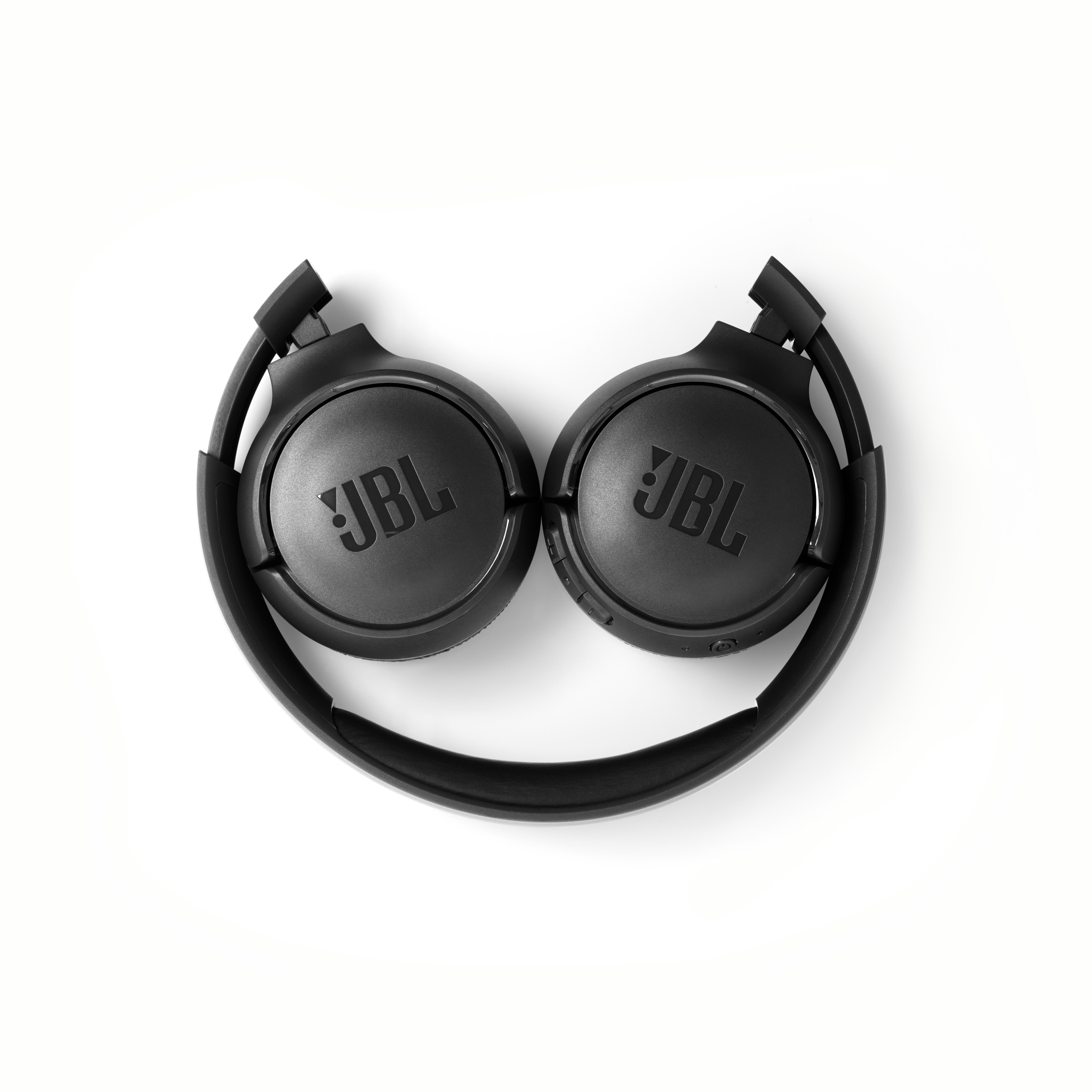 Schwarze JBL-Kopfhörer auf weißem Grund. Der Markenname ist auf beiden Ohrmuscheln zu sehen.