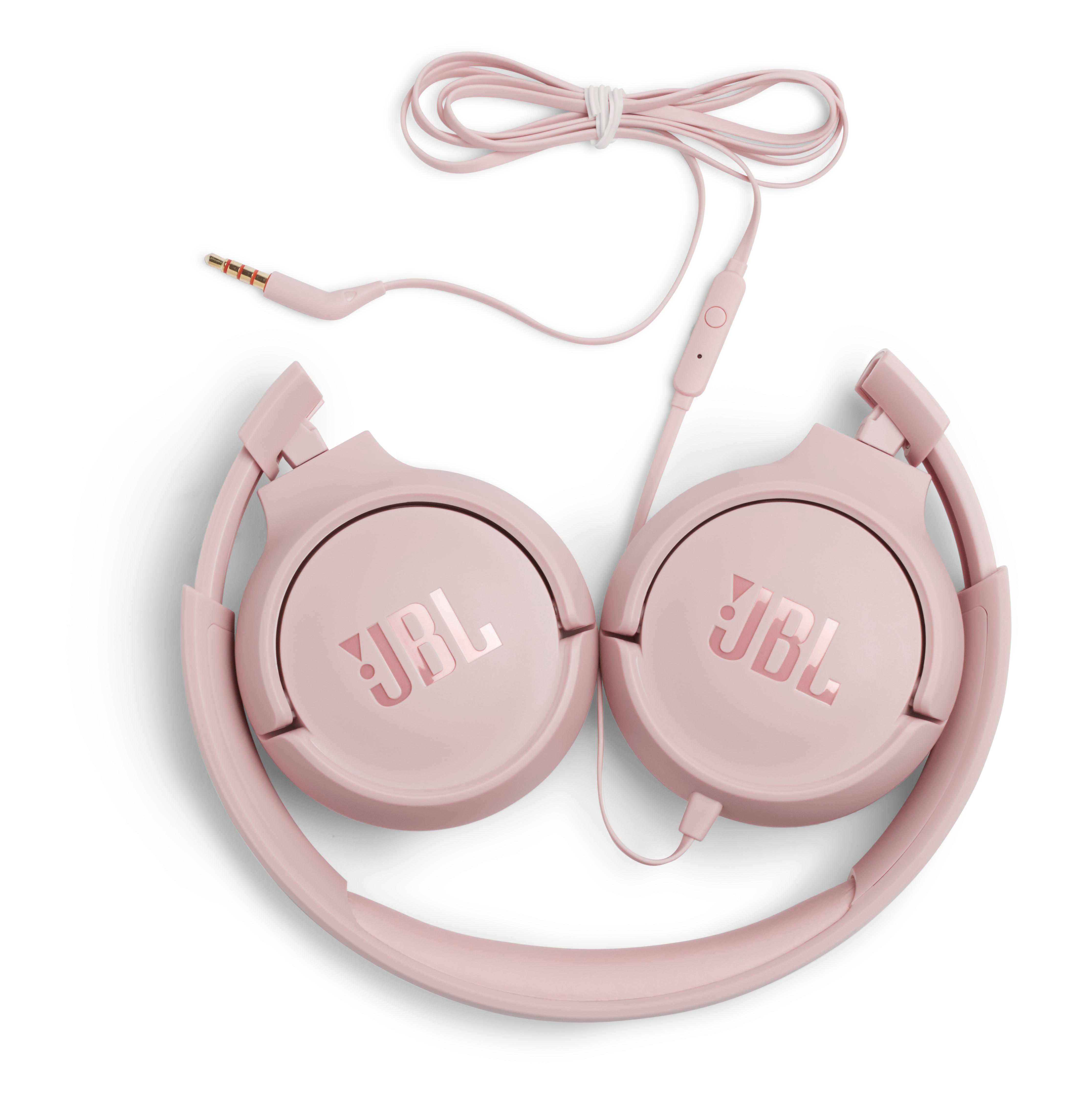 Rosa JBL-Kopfhörer auf weißem Hintergrund. Die zusammengeklappten Kopfhörer haben ein Kabel und einen 3,5-mm-Klinkenstecker.